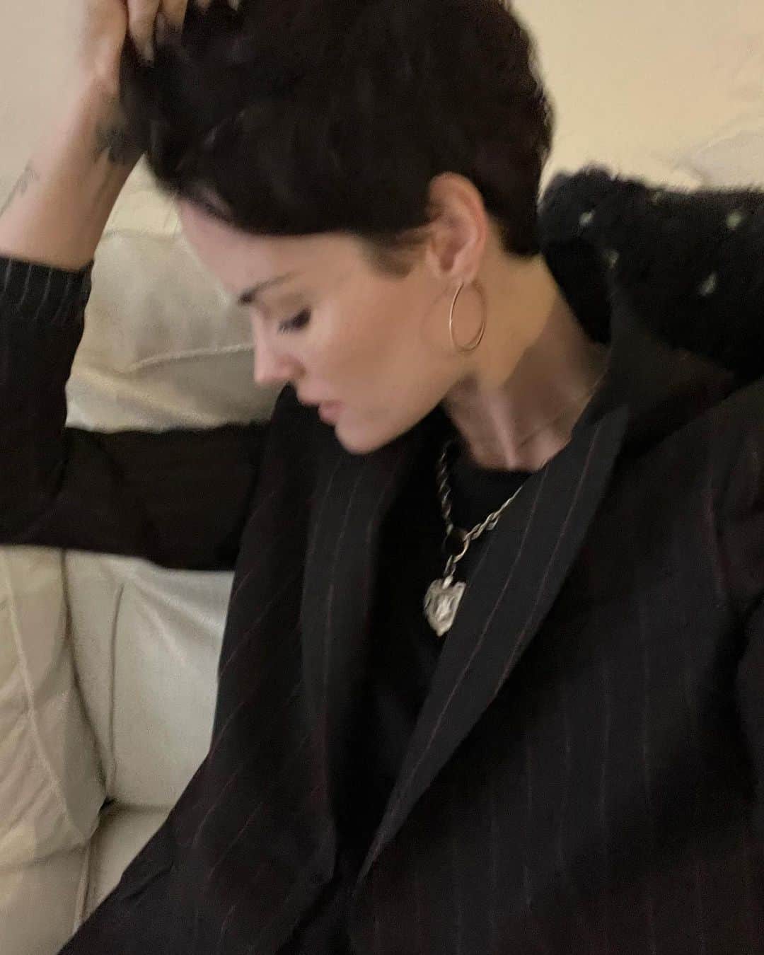 ジェイミー・アレクサンダーのインスタグラム：「Thinking of going platinum….」