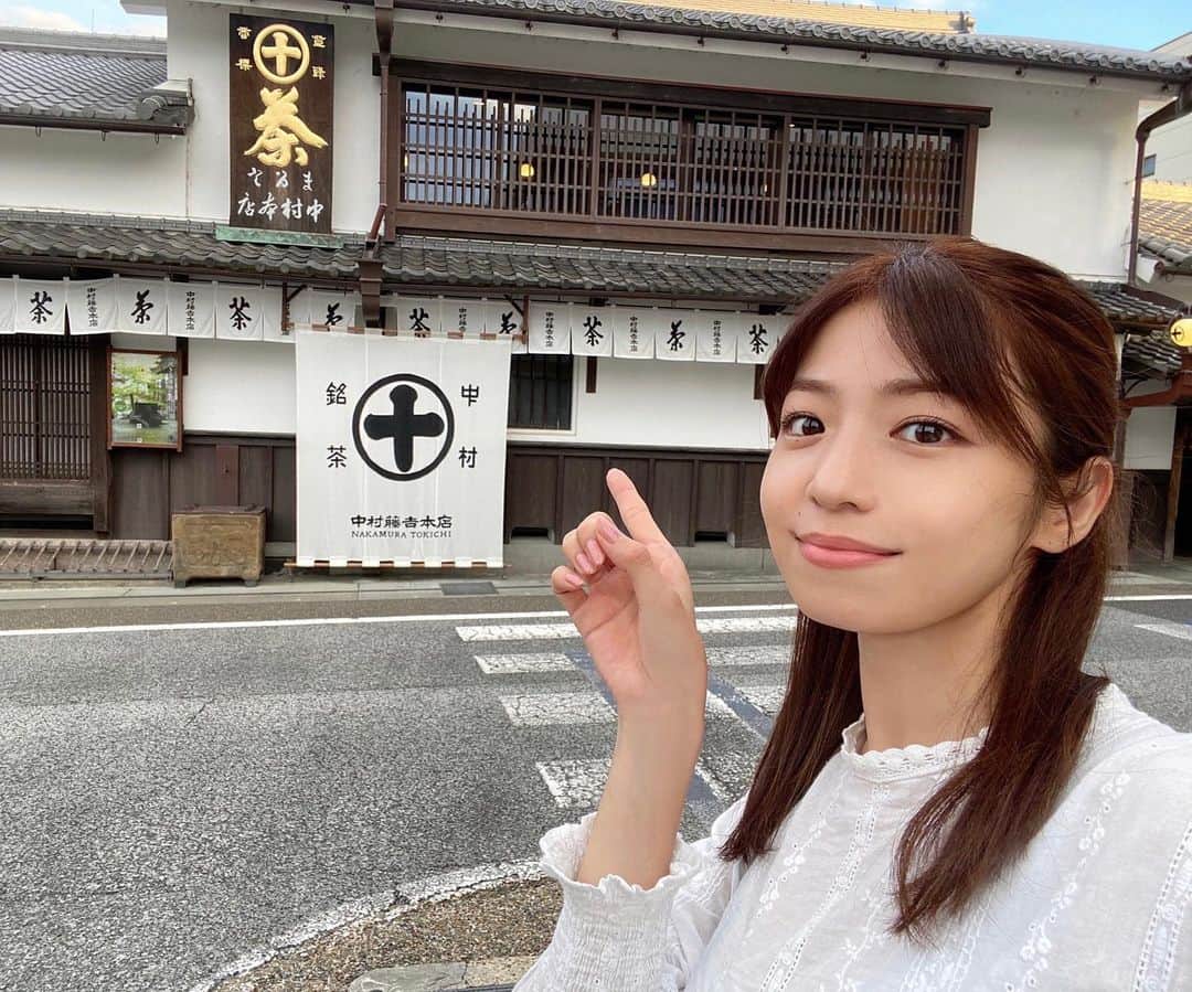 のインスタグラム：「石臼 vs 中村  京都・宇治の老舗のお茶屋 「中村藤吉」さんにて挽き茶体験🍵  お世話になった先生は外国の方で 京都に魅了され移住してきたそうな  京都府指定名勝の庭園をほほ〜と眺めながら さっそく石臼を回して挽き茶体験スタート  庭園そっちのけで力任せに回す中村 vs ずしーんとただ静かに佇む石臼  格闘、格闘、格闘っ💥  優しく見守って下さっていた先生が 最後にするするする〜と回して完了  そして一般には開放されていない茶室 「瑞松庵(ずいしょうあん)」に移動し、 先生が丁寧にお茶を点てて下さいました  瑞松庵では撮影不可のため 心静かにその場と向き合いました  庭園の緑、風の音、お茶の香り、お味、 体感した石臼の重さなどを通して 五感に響く体験ができました  皆様もぜひ現地で感じてみてね💚🍃  #京の小話 #地元ぶらり #石臼の重さなめたらアカン」