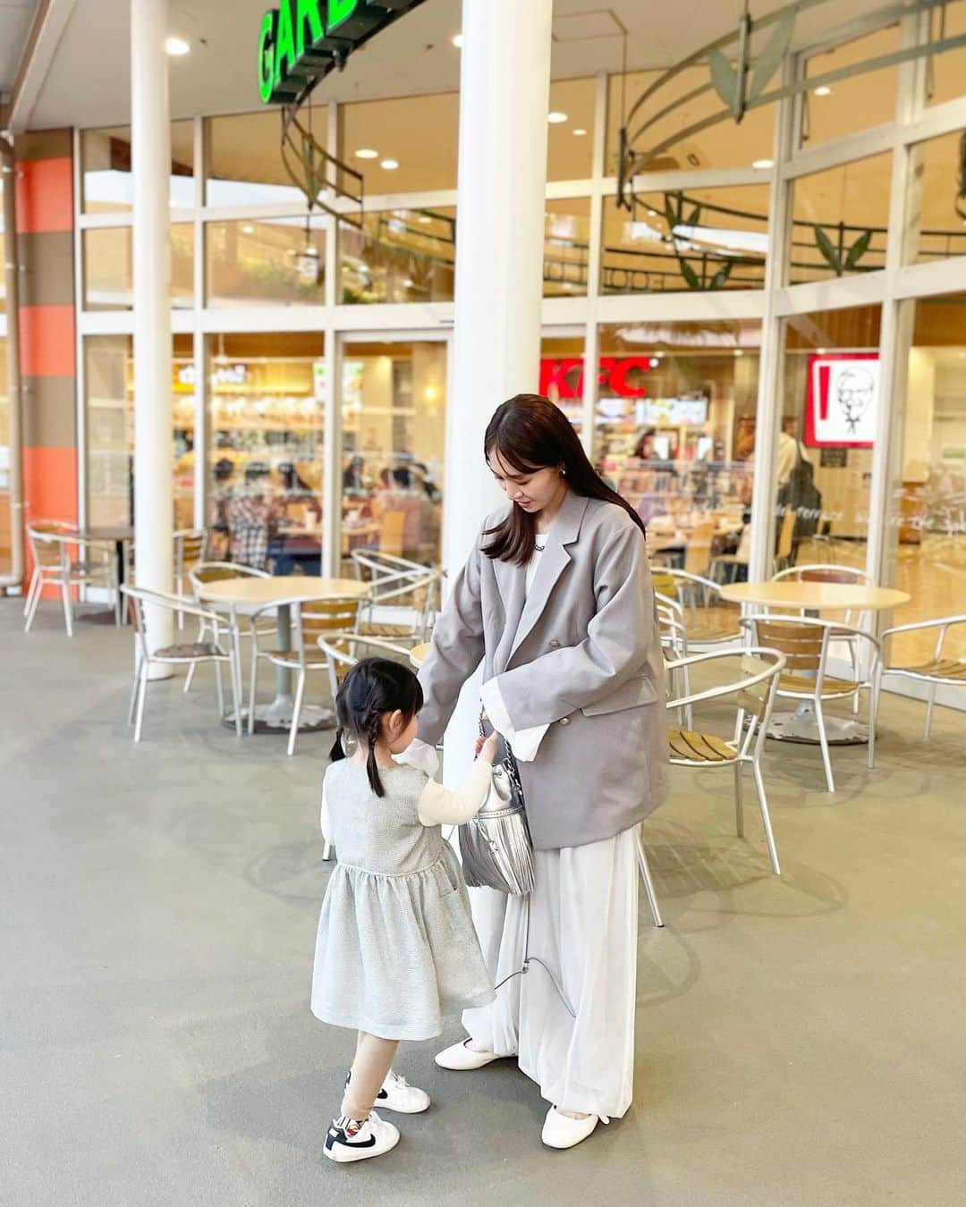 鈴木優美 のインスタグラム：「もはやいつぞやの週末コーデ🙏 まだまだ寒暖差があり、寒がりな私は羽織が欠かせませんー！ 娘お気に入りのワンピコーデ💛 👩🏻 jk @barnyardstorm  pants @labelleetude_official  bag @jandmdavidson  shoes @adametrope  👧🏻 one-piece @k_du.ciel  leggings @uniqlo_kids_baby  sneaker @nike  . 昨日はストーリーで載せていたマリオの映画、私も今観たよーって方が多くて嬉しかった😍 世界観が可愛いだけでなく、兄弟愛やマリオの活躍に元気勇気を貰えた気がする✨ 早くUSJに行きたい〜❣️ . . . . . . . #母娘 #母娘コーデ #週末コーデ #親子コーデ #カラーリンク #リンクコーデ #バーンヤードストーム #ラベルエチュード #アダムエロペ #マローブルー #ジェイアンドエムデヴィッドソン #barnyardstorm #labelleetude #adametrope #mallowblue #jandmdavidson #kduciel #uniqlokids #nike」