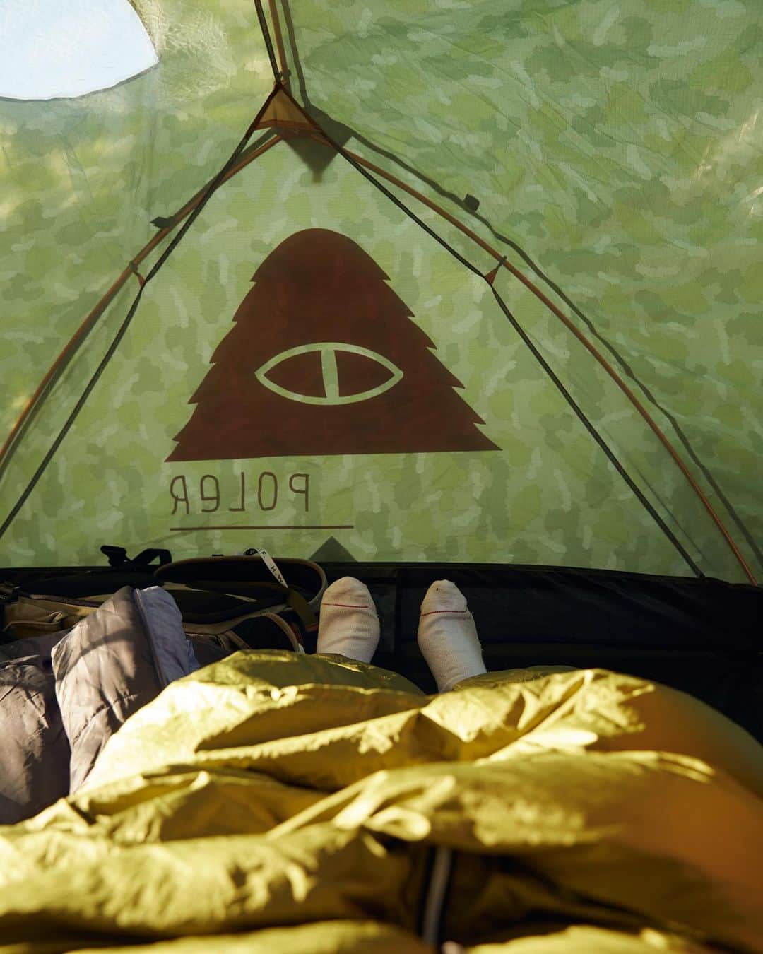 Poler Outdoor Stuffさんのインスタグラム写真 - (Poler Outdoor StuffInstagram)「Wake up like this🏕  Long enough to lay down in, tall enough to sit up in. Our one & two person tents were designed with ease of use in mind, because camping is supposed to be easy  Packed full of functional features, our tents just camp better. Find out for yourself on the dot com  #campvibes」5月14日 9時30分 - polerstuff