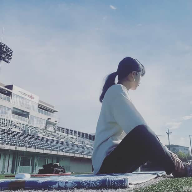 新井利佳のインスタグラム：「Morning Yoga🏟️🧘  本日も無事に戸外で開催する事が出来ました♪ 来てくださり、一緒に動いてくださった皆様ありがとうございました😊  みなさんとても楽しみに来てくださるので嬉しい☺️  夫婦でご参加くださる方や 男性の参加率も多いです。半分半分くらいかな。 のんびり気持ちよく動いています。  夏場は戸外での開催が無くなってしまうので 7/2がスタジアムヨガ前期はラストです。  是非、期間中に遊びに来てくださいね！  ⏰8:00～8:45（7:40受付開始）  ◇担当日程 5月28日（日）、6月11日（日）、6月25日（日）、7月2日（日）  お待ちしております🧘‍♀️  お申込・詳細👇 kawasaki-fujimi.com/info/2023/0320…  #朝ヨガ #朝活 #外ヨガ #青空ヨガ #morningyoga   #yoga #outsideyoga #yogapractice #bluesky #relaxtime #瑜伽課 #晴天 #瑜伽班 #紓解壓力 #放鬆心情 #ヨガクラス #青空ヨガ #スタジアムヨガ #morningyoga #朝ヨガ #富士通スタジアム川崎 #リラックスヨガ #川崎市」