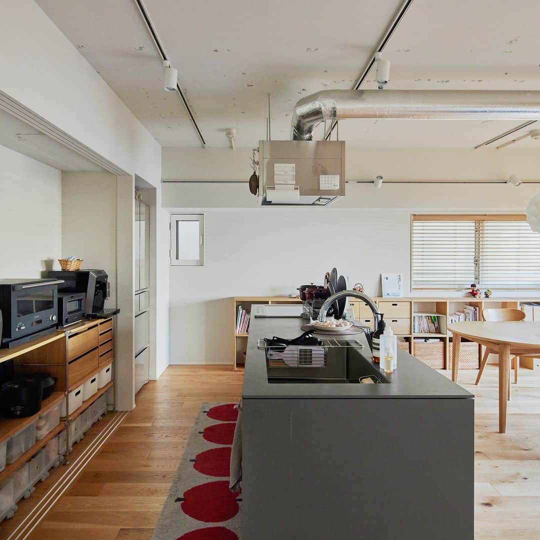 無印良品の家さんのインスタグラム写真 - (無印良品の家Instagram)「【住まいの実例】 東京都豊島区「MUJI INF ILL０」 ・築年数：2000年 ・リノベーション完成年月：2022年１月 ・面積：66.68m² / 4階  東京都豊島区のマンションの一角にあるIさんご夫妻のお宅は、「MUJI INFILL 0」によってリノベーションされた住まいです。白を基調にした内装に、木製の家具やブラインドが映える、落ち着きのある雰囲気。 暮らしはじめて１年を過ぎたI様にお話を伺いました。  「穏やかな雰囲気のこのエリアが、とても気に入ったので『この街で、心地よく長く過ごせるような住まいで暮らしたい』と考えて、中古マンションを中心に探しはじめました。マンション探しと同じタイミングで、リノベーション会社選びも始めました」  当初は、インターネットでいろいろなリノベーション会社を見ていましたが、無印良品の店舗で「MUJI INFILL 0」の存在を知り、興味を持ってリノベーションのセミナーに参加しました。  「もともと、無印良品の製品が好きで、家具などを愛用していました。シンプルで飽きのこないデザインなど、製品に通じるコンセプトに好感を持ちました。キッチンや床材などの仕様も、ある程度標準品がセレクトされた上で、カスタマイズもできる余白が残っている。そのバランスが、ちょうどいい、と感じました」  「性能面はもとより、お互いの仕事のスタイルや、家族の形態も変わっていくことにも対応できる可変性の高さが、すっかり気に入りました。最初にお話を聞いてからは、『MUJI INFILL 0』以外の選択肢は、私たちの中では出てきませんでした。金銭面に関してもファイナンシャルプランナーさんをご紹介いただけたので、安心して進めることができたと思います」　  2023.5.9公開住まいの実例『「これでいい」というコンセプトの住まいだからこそ、心地よく暮らせています』より  詳しくはプロフィールハイライトか、「無印良品の家」HPをご覧ください。  @mujihouse  #無印良品の家 #無印良品のリノベーション #無印良品 #リノベーション #muji #mujihouse #room #roomtour #リノベ #MUJIINFILL0 #家づくり #間取り #施工事例集 #中古マンションリノベーション #キッチンインテリア #リビングインテリア #リビングダイニング #リビング収納」5月14日 10時00分 - mujihouse