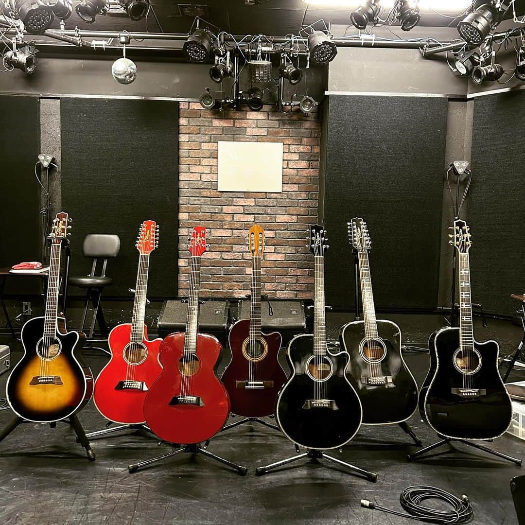 本城聡章さんのインスタグラム写真 - (本城聡章Instagram)「昨夜は弾き語り@ #濱書房 さんにて🎸🎙少しだけど横浜市に住んでいたからか懐かしさもちょっとある横浜⚓️引っ越して以来なかなか来る事なかったけど来てみると色々と思い出す🚢ちなみに武蔵小杉スゴイね🏙って言ったけど横浜じゃないよね川崎だよね失礼💦ま…同じ神奈川県という事で笑  昨日は☔️かぁ…って思ってたけど結局一度も傘をささずに過ごせた👍  #ThankYou #Yokohama #横浜　 #橘高文彦 #FumihikoKitsutaka  #本城聡章 #ToshiakiHonjo  #DreamOnGuitars #FumihikoKitsutakaToshiakiHonjoAcousticSessions #弾き語り #筋肉少女帯 #筋少 #KingShow #Daddario #ダダリオ #kyoritsucorporation #Takamine #タカミネ #expro #iPicks #MusicWorks #zoom」5月14日 10時00分 - honjo