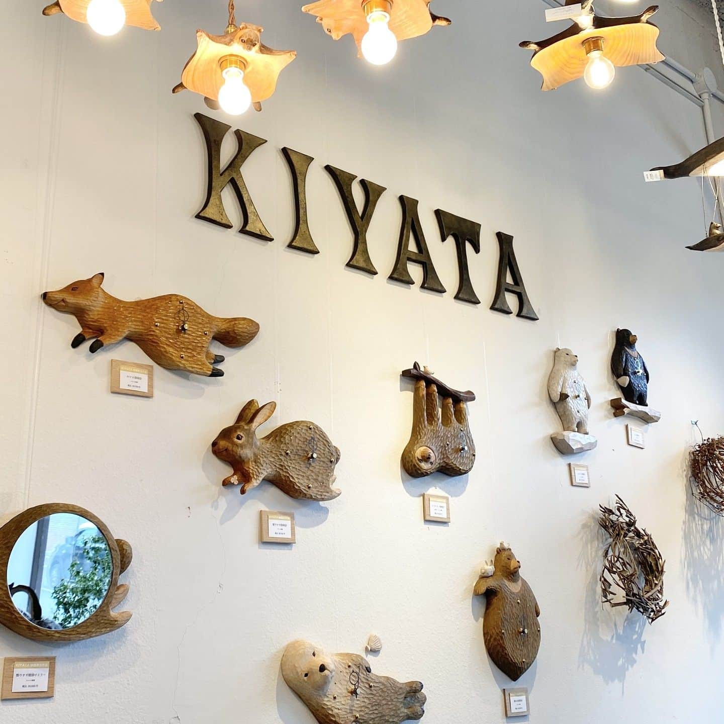 のインスタグラム：「【本日5/14(日)在廊！　KIYATAミニフェア「KIYATAの庭」at 手紙舎 文箱】  たくさんの動物たちが集う“KIYATAの庭”。その高さ4mの白壁にはかわいらしい動物たちがのんびりと時を刻んでいます。  こちらは抽選受注品の掛け時計と置き時計。悠々と飛び回る鳥、草原を走るキツネとうさぎ。のんびりとぶら下がるナマケモノに、気は優しくて力持ちの森の主たち。そして海にはラッコの姿も。雄大な自然がここにあります。  忙しい日常、焦りながら見上げた時計がこんなに可愛ければ時もゆっくり流れそうですね。動物たちとともに癒しの時間をお過ごしください。  また本日5/14(日)は、KIYATAさんも終日在廊されています！　ぜひ直接作品についての話を伺ったり、思いの丈を伝えたり（！）、KIYATAの庭で語らいの時間もお楽しみください。  ======================  ◎作品ラインナップ  【抽選作品（第3希望までお申し込みいただけますが、当選はお一人様1点まで）】  ◎一点物　＊抽選販売 会期終了後のお渡し ムササビシャンデリア  ◎ランプ　＊抽選受注品 ゾウランプ／ウサギランプ／トリ飛行機ランプ　ウサギ／トリ飛行機ランプ　クマ／エイ飛行機ランプ／クジラランプ／ムササビランプ／ブラサガリナマケモノランプ  ◎掛け時計　＊抽選受注品 森の主時計／ナマケモノ時計（小鳥付き）／トリ時計／シロクマ時計／クマ時計／キツネ時計／野ウサギ時計／ラッコ時計（ホタテ付き）   ◎置き時計　＊抽選受注品 ロバ置き時計／野ウサギ置き時計／セイウチ置き時計（小鳥付き）   ◎その他　＊抽選受注品 野ウサギ壁掛けミラー  ◎バスケット　＊抽選販売 会期終了後のお渡し ツバメバスケット／カワウソバスケット／ウサギバスケット／オオカミバスケット／クマバスケット／リス刺繍バスケット／キツネ刺繍バスケット   - - -   【プロダクト作品　＊購入制限なし】 刻印ブローチ／お皿／手ぬぐい／鋳物の獣（金属アクセサリー）／グラス／スタンプ／マスキングテープ  - - -   ＊ランプ・バスケット・時計などの木彫作品は、展示期間中の抽選販売です。会期中はいつでもお申し込みいただけますので、ご都合に合わせゆったりとお越しくださいませ。（お申込は店頭にご来店の方のみとさせていただいております） ＊ご来場にあたり、事前のお申し込みは不要です。　 ＊店舗駐車場は10台の用意がございますが、満車となる場合もありますことをご了承ください。あわせて公共交通機関のご利用のご協力もお願いいたします。  ▶︎詳しくは @tegamisha_fubako プロフィールのハイライト「展示」より「KIYATA展」へ  【KIYATAミニフェア「KIYATAの庭」 at 手紙舎 文箱】 期間：2023年4月27日(木)〜5月15日(月) 　 ＊火・水定休（祝日は営業/翌日休） 時間：10:00-16:30（16:00 LO） ＊5/14(日)、18(木)のみ喫茶スペースは〜15:00（14:00LO） 会場：手紙舎 文箱（長野県松本市浅間温泉1-30-6） 駐車場：10台 問合せ：0263-87-2716  #手紙社 #手紙舎 #手紙舎文箱 #文箱 #tegamisha #松本 #浅間温泉 #KIYATA #木工 #掛け時計 #置き時計 @kiyataforest」