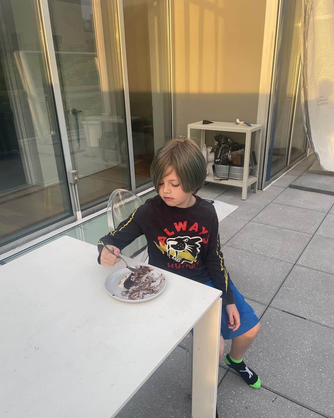 クレア・コフィーのインスタグラム：「Proud that several years ago I birthed a child who can look this forlorn while eating an ice cream cake. #HBDCAL!!! 📷: @christhile」