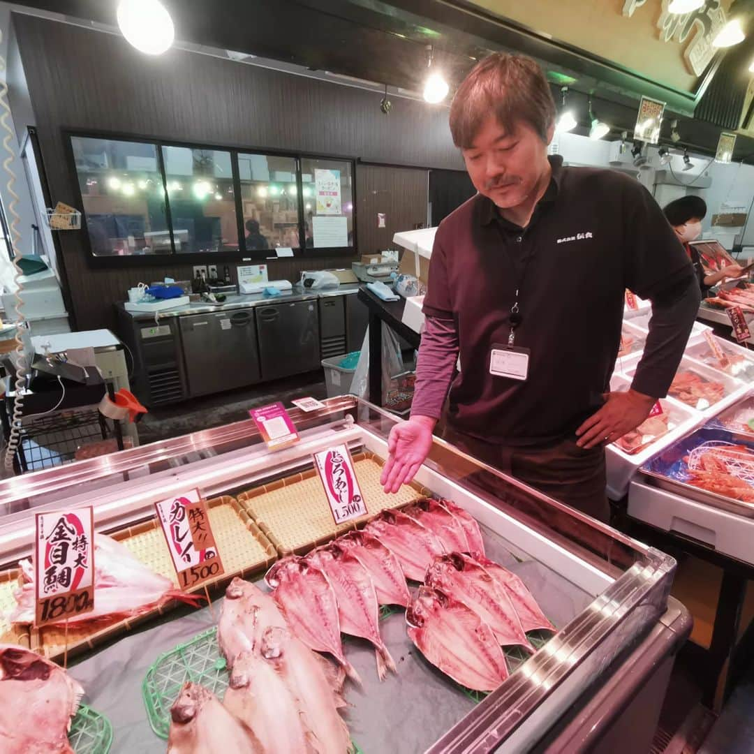 越前かに職人　甲羅組さんのインスタグラム写真 - (越前かに職人　甲羅組Instagram)「こんにちは🦐⁡ ⁡⁡ ⁡晴れたり降ったり...💦⁡ ⁡現在雨の敦賀市です☔⁡ ⁡⁡ ⁡本日も全店営業中‼️⁡ ⁡ご来店の際は足元お気をつけてお越しくださいませ(*´︶`*)ﾉ⁡ ⁡⁡ ⁡⁡ ⁡日本海さかな街内実店舗では⁡ 安定の人気‼️甘えび🦐入っています🙆‍♀️⁡⁡ ⁡⁡ ⁡トロッとお刺身たまりませんよね🎶⁡ ⁡⁡ ⁡店頭からの発送も可能です✨⁡ ⁡⁡ ⁡みなさまのご来店お待ちしております🦀🦐🤩 ⁡⁡ ⁡⁡ ⁡#日本海さかな街 #福井県敦賀市 #敦賀市 #福井県 #福井観光 #福井ランチ #福井グルメ #甘えび #越前 #さかな街 #海鮮好きと繋がりたい #甲羅組 #生け簀の甲羅 #甲羅亭」5月14日 9時56分 - kouragumi