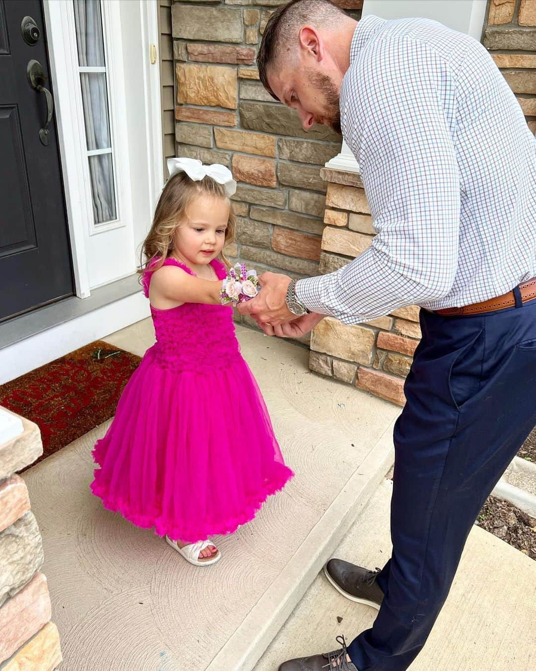 ライアン・ルアさんのインスタグラム写真 - (ライアン・ルアInstagram)「First daddy/daughter dance 🥹  Since we found out about it 2 weeks ago, she had been counting down the days 🎀  Nothing better than seeing her happy!Perfect Saturday night with my girl 🩵  #dad #daughter #dance #saturday #icecream #mygirl」5月14日 9時56分 - ryan_rua