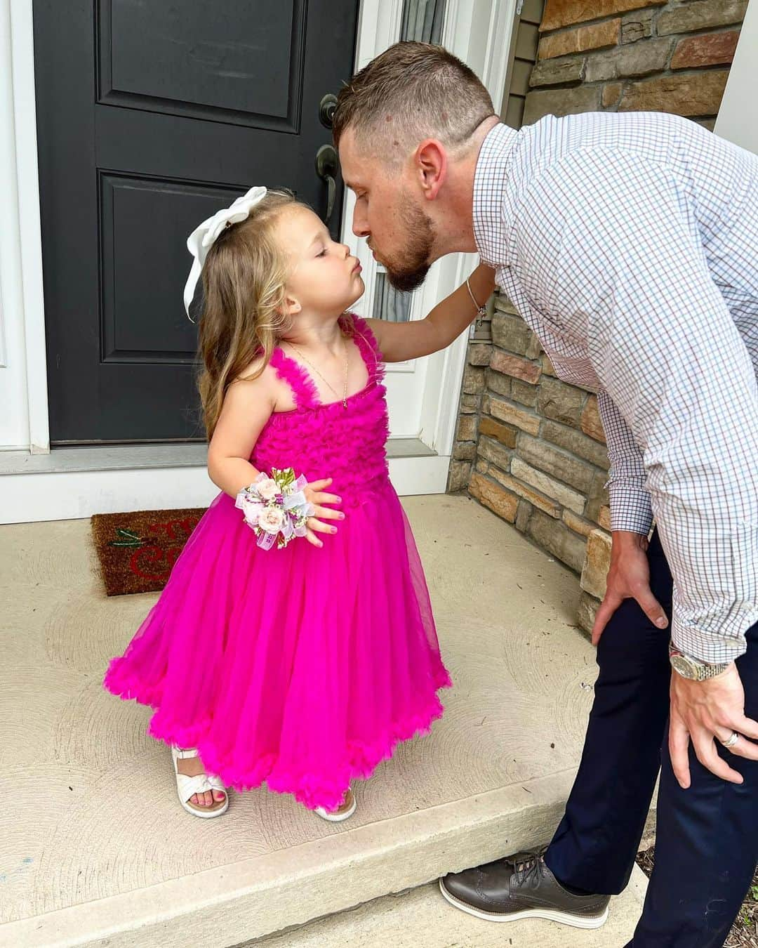 ライアン・ルアのインスタグラム：「First daddy/daughter dance 🥹  Since we found out about it 2 weeks ago, she had been counting down the days 🎀  Nothing better than seeing her happy!Perfect Saturday night with my girl 🩵  #dad #daughter #dance #saturday #icecream #mygirl」