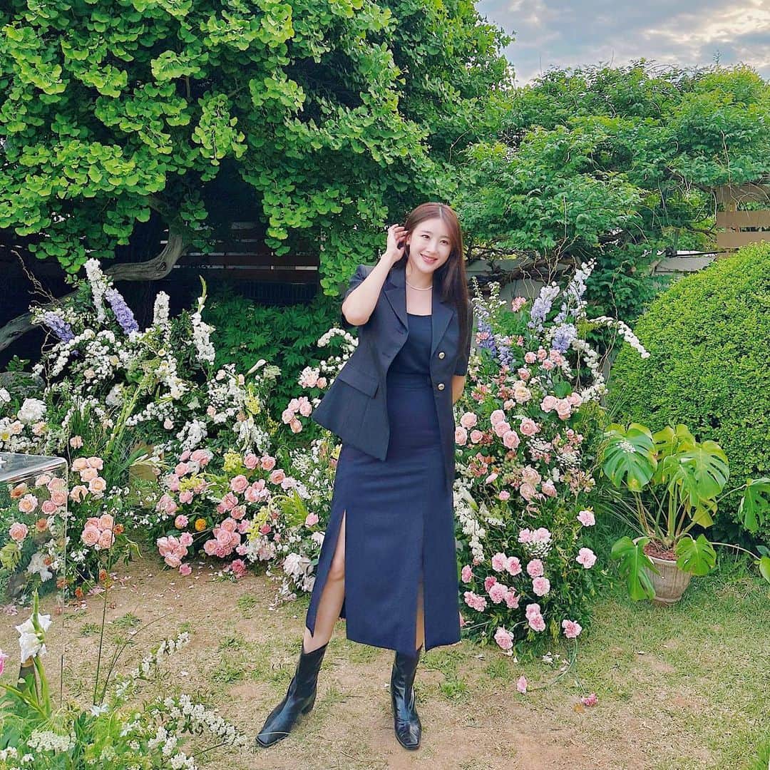 ヒョンア のインスタグラム：「💐 누가 이렇게 잘 찍어줘써어🫶🏻」