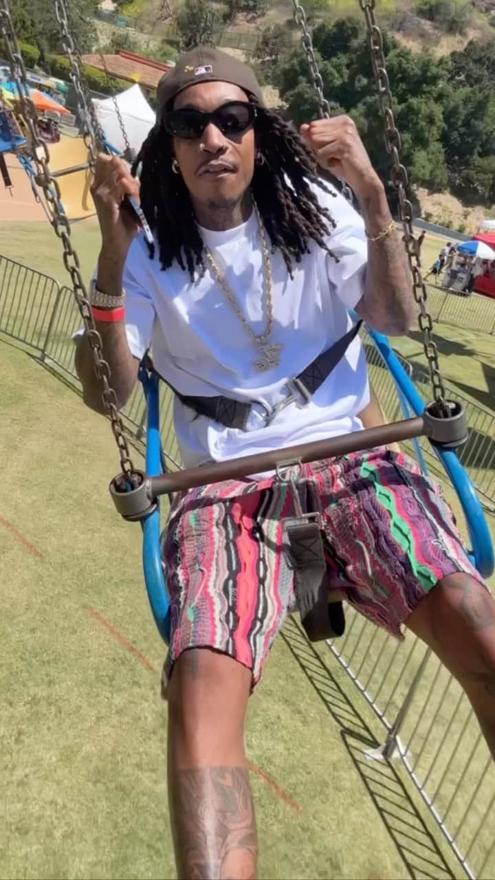 ウィズ・カリファのインスタグラム：「PLAY FAIR  END OF SCHOOL TRIP🍄☮️🤘🏽😆😋☮️🤞🏽💜」