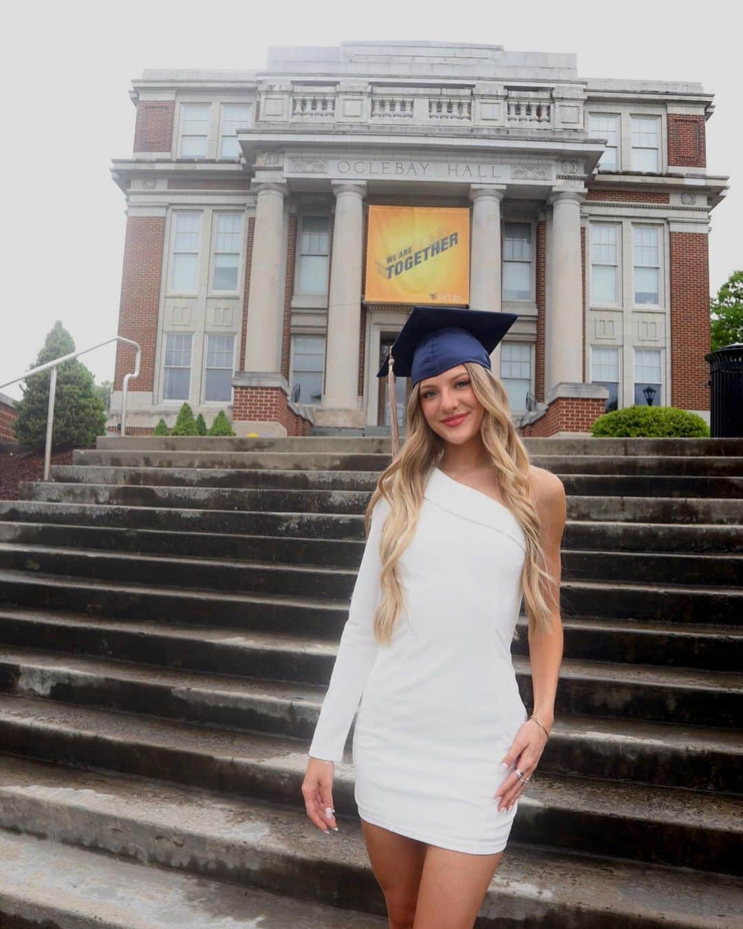 ペイジュ・ハイランドさんのインスタグラム写真 - (ペイジュ・ハイランドInstagram)「country roads will always be home .. thank you @westvirginiau 💛🎓」5月14日 10時02分 - paigehyland1