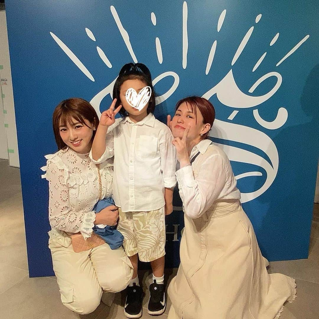 長尾麻由さんのインスタグラム写真 - (長尾麻由Instagram)「SS by Whomee FUN FESTA  イガリシノブさんのキッズプログラムのイベントにご招待していただき親子で参加して来ました🤍  コスメロスを使ったお絵描きワークショップやキッズディスコや SS by Whomee のコスメの展示などがありました🕊️  使わなくなった古い化粧品ってついつい捨ててしまいがちだけど、こういう風にアートとして使えば親子で楽しめるんですね！  SS by Whomeeのスキンケアやコスメも身体に優しくて可愛い物ばかりでした🌿  #ssbywhomee #ソソバイフーミー #コスメロス #makeupkitchen #cosmekitchen #biople」5月14日 10時03分 - mayu_nagao1117