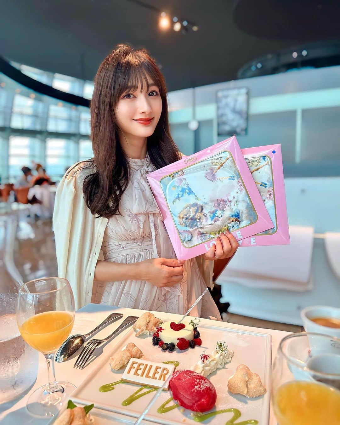 加藤瑠美のインスタグラム：「母の日💐🩵🩷  FEILER×六本木・国立新美術館「ルーヴル美術館展 愛を描く」の母の日イベントに母と参加させていただきました🤍  コラボ商品のハンカチも無事getできました👼 フランソワ・ブーシェ「アモルの標的」から着想し天使の可愛らしさをデフォルメしてフェイラーらしいお花を散りばめたこちらのハンカチ✨ ホワイトとブルーの囲みカラーは、額縁をイメージしているとのこと🖼️ 限定だから買えないかも！と思ったけど買えて嬉しい🥹 1人1枚までだったので両家の母へのプレゼントに💘  この日はデザインを監修した郡司恭子アナウンサーからもお話を伺えました💐 美術館内にあるレストラン「ブラッスリー ポール・ボキューズ ミュゼ」では展示作品にちなんだ特別メニューもいただけたのですが、デザートにはなんとFEILERの文字が🍪💕 どれもとっても美味しかったな…🤤  幼い頃よく母に連れて行ってもらっていた美術館、その影響か詳しくはないけどすごく絵が好きで大学生の頃ルーヴル美術館も母と一緒に行きました🇫🇷 この日は久しぶりにゆっくりと絵画を見ることができて幸せだったな…🥺🖼️💭 思い出に残る1日になりました🩷 FEILERの皆様、ありがとうございました🥹  #FEILER #louvre #louvremuseum #roppongi #新国立美術館 #ルーヴル美術館展 #フェイラー #母の日 #herlipto #フェイラー母の日2023」