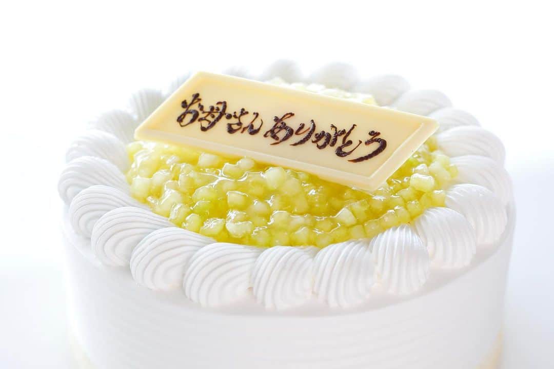 のインスタグラム：「【#母の日 は #スーパーショートケーキ で"スーパー親孝行" 🍰💐】  本日、5/14(日)は母の日。厳選素材で作り上げた"究極のショートケーキ"で日ごろの感謝の気持ちを伝えませんか？  ◇ご予約・詳細は @hotelnewotanitokyo プロフィールのURLより、ホテル公式ウェブサイト「レストラン」タブ内「パティスリーSATSUKI」ページをチェック🔍  「パティスリーSATSUKI」 Tel.03-3221-7252 (11:00～20:00）  #母の日 #母の日プレゼント #母の日ギフト #ギフト #プレゼント#スーパーショートケーキ #ホールケーキ #ショートケーキ  #ホテルニューオータニ #ニューオータニ  #ホテル #東京ホテル #ホテルステイ  #tokyo #japan  #tokyotravel #tokyohotel  #hotelnewotani #newotani #東京グルメ  #グルメ #tokyogroumet  #ニューオータニスイーツ #スイーツ #ホテルスイーツ #東京スイーツ」
