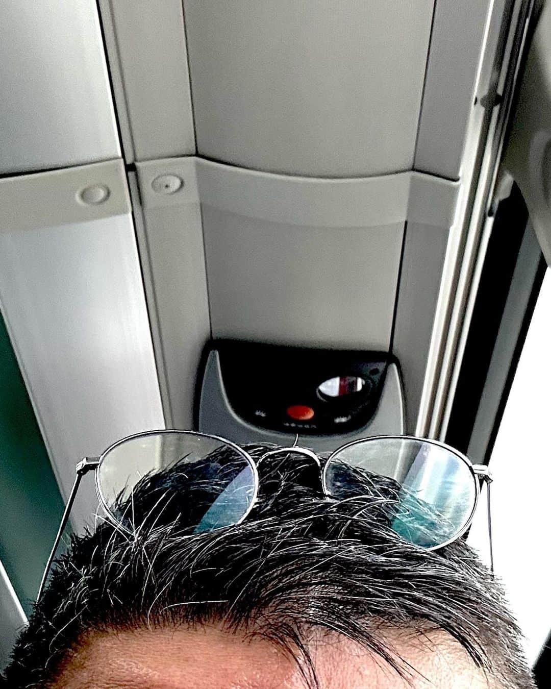 武井義明さんのインスタグラム写真 - (武井義明Instagram)「曇天で飛行機の揺れが予想されたけど、大したことなかった。伊丹空港からバスで神戸三宮駅へ。出歩き用の強いコンタクトレンズなので老眼鏡必須。」5月14日 10時12分 - bebechef