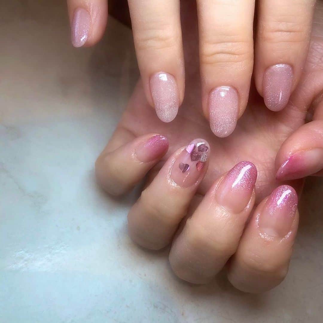 のインスタグラム：「ℙ𝕚𝕟𝕜 × ℍ𝕖𝕒𝕣𝕥 💖 nails by  @yuumi.na   #ピンクネイル #ハートネイル #ハートホロ #ハートホログラム #グラデーションネイル #マグネットネイル  #pinknails  #heartnails  #hearthologram  #gradationnails  #magnetnails   #erikonail #nails #naildesign #nailstagram #nailart #エリコネイル #ネイル #ネイルデザイン  #erikonail #表参道ネイルサロン #erikonail永井優美」