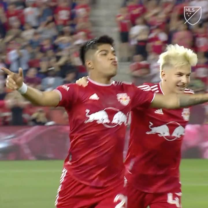 Major League Soccerのインスタグラム：「Have a hit, @ooohhmeeur! NY is red. 🔴」