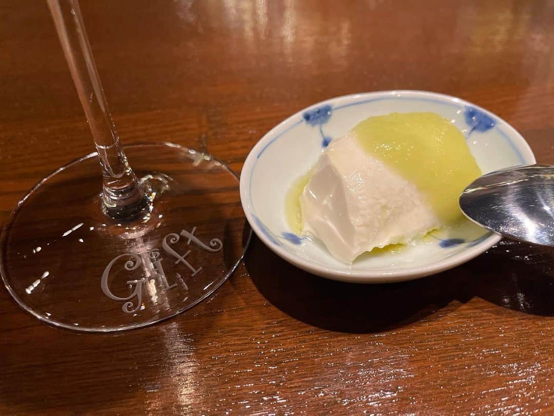 松浦麻里奈さんのインスタグラム写真 - (松浦麻里奈Instagram)「@gift_nihombashi  日本橋にある、隠れ家BAR & DINING GIFTへ😁👍 barだとは思えないクオリティ高い イタリアン&フレンチに和のエッセンスを加えた創作料理が堪能できる！  GIFT月替わりコースを😘⭐ 料理作ってるところがカウンター間近で見られる🎉 シェフのこだわり詰まったお料理で、美味しかった😁😡  飲み放題だったので、気兼ねなくゆっくりと飲めた😘👍  店内は、クラシカルな雰囲気でデートやお祝い ドリンク一杯から立ち寄れそうな大人空間だった！！  #日本橋gift　#pr　#日本橋ディナー　#日本橋デート #銀座ディナー　#銀座デート　#記念日　#東京ディナー　#東京デート」5月14日 10時40分 - ay114.831m