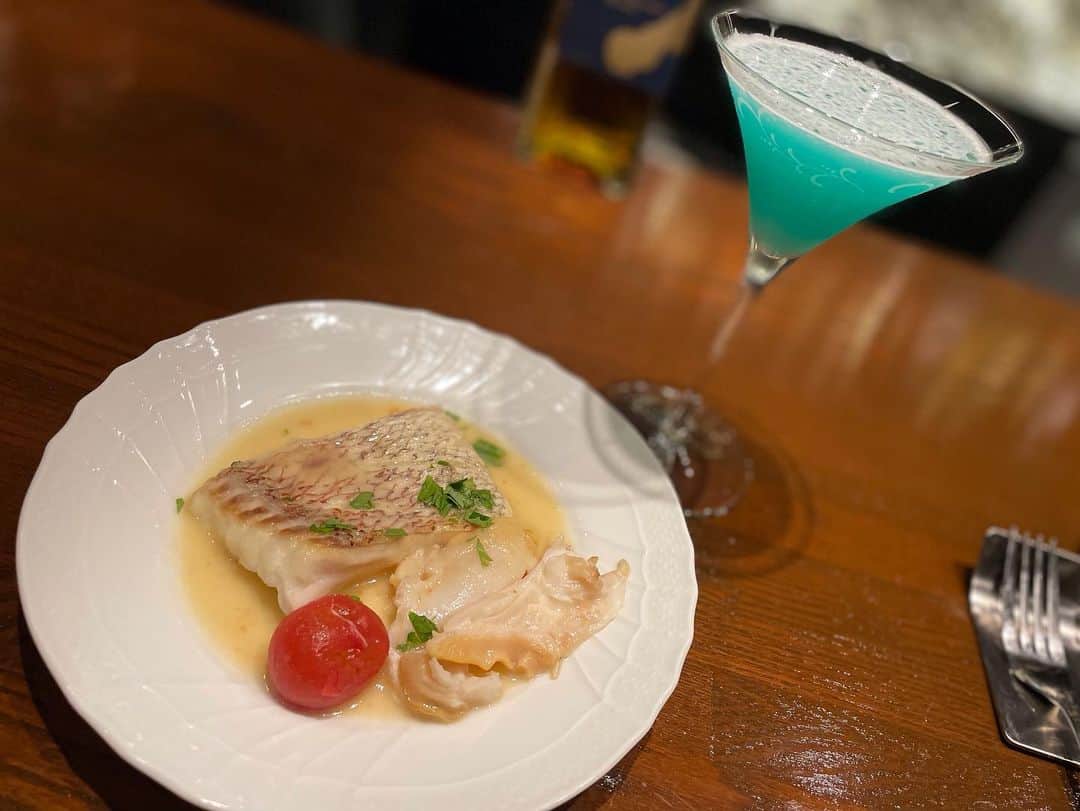 松浦麻里奈のインスタグラム：「@gift_nihombashi  日本橋にある、隠れ家BAR & DINING GIFTへ😁👍 barだとは思えないクオリティ高い イタリアン&フレンチに和のエッセンスを加えた創作料理が堪能できる！  GIFT月替わりコースを😘⭐ 料理作ってるところがカウンター間近で見られる🎉 シェフのこだわり詰まったお料理で、美味しかった😁😡  飲み放題だったので、気兼ねなくゆっくりと飲めた😘👍  店内は、クラシカルな雰囲気でデートやお祝い ドリンク一杯から立ち寄れそうな大人空間だった！！  #日本橋gift　#pr　#日本橋ディナー　#日本橋デート #銀座ディナー　#銀座デート　#記念日　#東京ディナー　#東京デート」