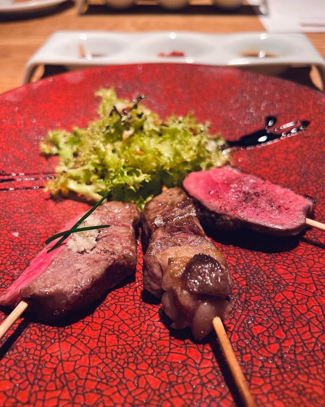 ケス Keisuiさんのインスタグラム写真 - (ケス KeisuiInstagram)「Heads up all the foodies‼️  5月19日（金）～21日（日）で有明で開催される【Tokyo Tokyo Delicious Museum 2023】とのリンクイベントとして、「ル デフィ オサナイ」 @le.defi_osanai さんが @ Kitchen AOYAMA にてなんとスペシャルコースを提供するということを聞きつけ、早速お邪魔しました🙇  長内シェフは広尾のグランメゾンで8年修行されたということで、ワクワクしながら伺いました。  【コース内容】 ・カリフラワームース　ポロ葱の串焼き　シェリー酒の香り ・タスマニアサーモンんのタルタル　燻製とハーブ　空豆の串 ・川俣シャモの串焼き　コンソメ仕立て ・本日の鮮魚炭焼きと野菜のピンチョス　ソースショロン ・3種の肉串　お好みのソース　サラダエンダイブ ・マーブルドーム　マンゴーココナッツ  と、特徴的な食材とフレンチのテクニックで、新たな串料理を堪能させていただきました😊  ちなみに、 「Le Défi（ル デフィ）」とはフランス語で「挑戦」「チャレンジ」という意味で、これからも様々なことに挑戦されていくんだとか💯  今回のスペシャルコースの詳細は👇👇 場所：@ Kitchen AOYAMA 日程：5月13日（土）～21日（日）11:30～15:00、17:30～23:00（L.O.22:30） シェフ：長内 彰吾氏 ※特別コースは事前予約が必要です。（当日予約可能：03-6427-7718）  なお、有明で開催されている【Tokyo Tokyo Delicious Museum 2023】の詳細はこちらのアカウントから @tokyotokyo.delicious.museum   #デリシャスミュージアム #deliciousmuseum #おいしい東京 #oishi #ルデフィオサナイ#sponsored」5月14日 10時52分 - keisui