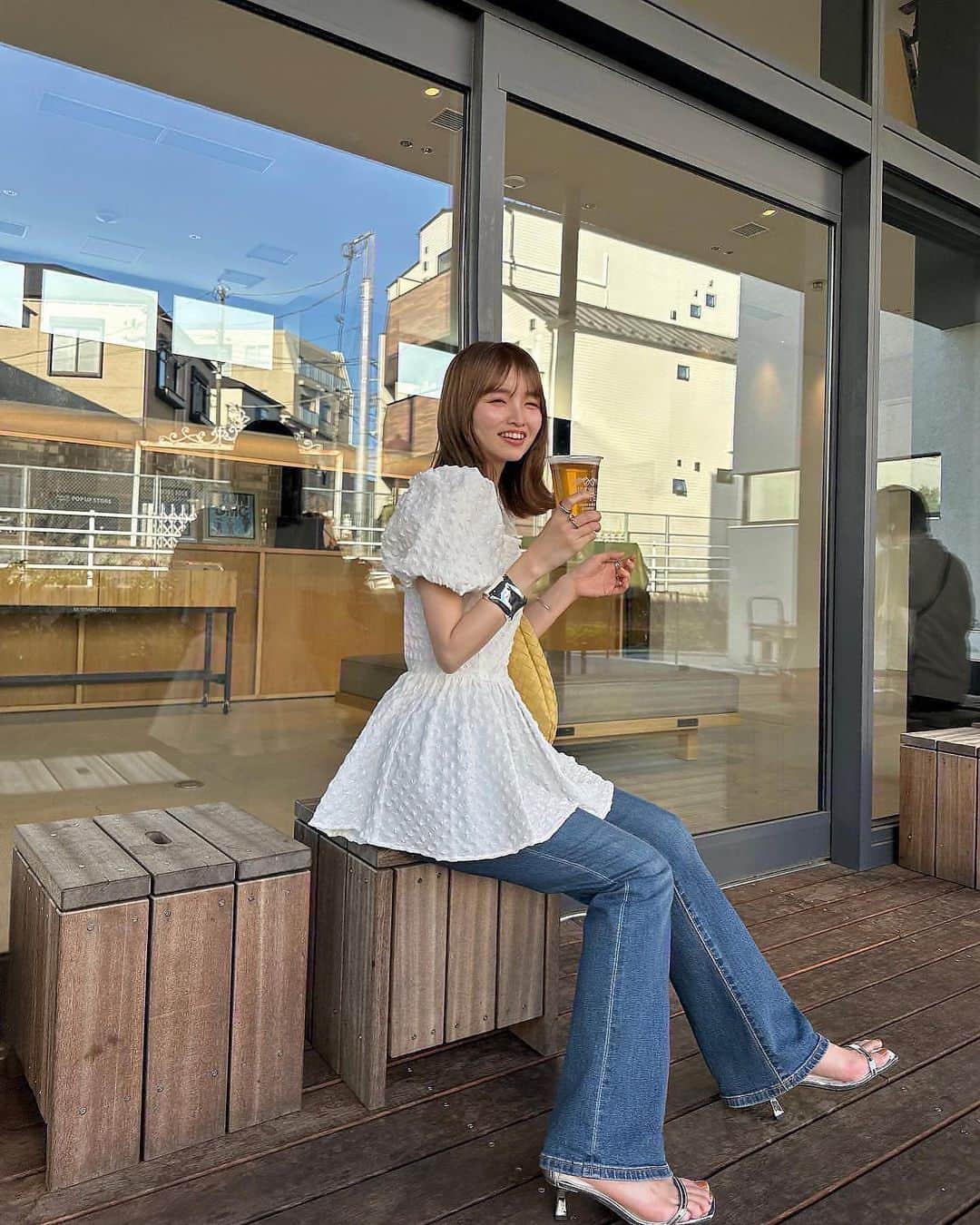田畑佑莉さんのインスタグラム写真 - (田畑佑莉Instagram)「コーヒー飲みたくてカフェに来たけど、夏日のように暑くてビールを飲むことにした日🍻  tops @stylevoice_official  スクエアネックジャガードぺプラムブラウス 🕊🌿  5/14（日）はzozotownにて1000円クーポンあります🎫 バックスタイルが可愛いトップスをつい集めてしまう  女性らしいペプラムシルエットがポイントの ジャガードブラウス。 パフスリーブが小顔に、女性らしいペプラムシルエットが 着痩せして見せてくれる一枚◎  #stylevoiceforxxx  #stylevoice  #150cmコーデ」5月14日 10時45分 - lily02tbt