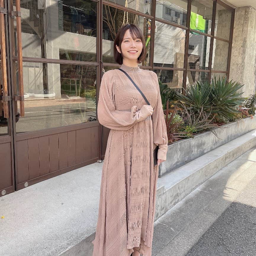 のインスタグラム：「ぼーっと立ってるシュールな写真🤣 　 先日ストーリーで バストケアについて書いたら 意外と問い合わせがあったので 載せてみる😃 　 めちゃくちゃわかりやすい ビフォーアフター！！ 　 私は元々サイズはある方なのですが その分、カタチを整えるのには 人一倍気をつけねばいけないと 年々思う…結構切実。 　 DM見てても思ったけれど トップの凹み？トップがなくなる感じ？ を気にしてる人ってすごく多い🥸 （授乳後の方とかで悩まれてる方も多いとのこと） 　 今回、私もオーダーはそこです！ カタチを整えるandキープ！ 　 マッサージでバスト周りをほぐし 本来あるべき場所にお肉たちを 綺麗に集合させてくださいます。 　 その結果 施術後本当にトップからふわふわになってて嬉しかった🥳 　 2週間経つけどキープされている✨ 　 同時におすすめの ハーブピーリングもして お肌もツルツルではっぴー！ 　 年齢的にちゃんとケアしないと 衰えていく一方だから しっかり向き合っていきたい、、！！ 　 最近特に 美容健康スイッチ入りまくりです☺️ 　 私が目に見えるくらい変化することで おすすめのものに説得力持たせたい一心🙌🏻 　　 あまり細かく載せられてないけど ヒップアップと肋骨締めるの意識したトレーニングと 食事管理してから綺麗に3キロ痩せられた！  　 これからもがんばる✌️ 　 @toyoko.m_5 さん 施中の丁寧さはもちろん 本当に魅力的な方でお話ししてて楽しかったです😇 またご予約させていただきます！！ 　 #バストケア #バストアップ #ハーブピーリング #アンチエイジング #アラサー美容」