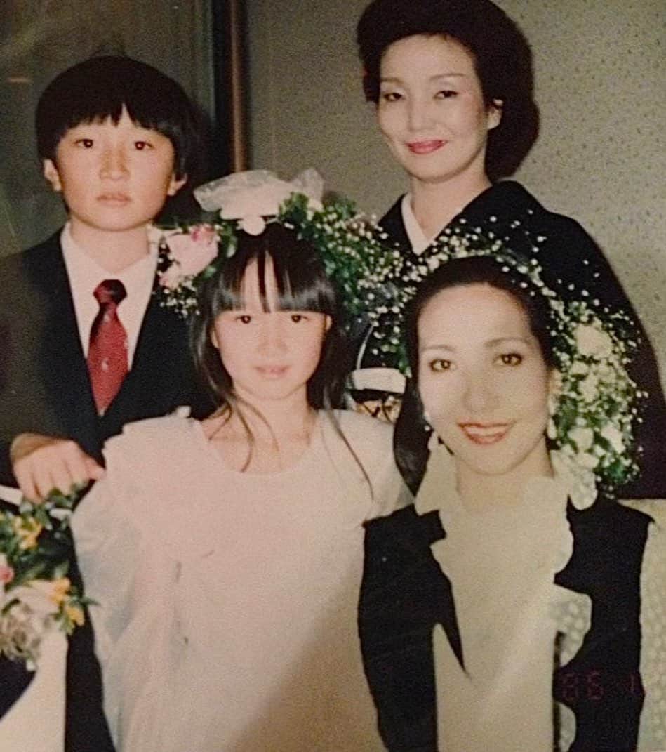 愛可のインスタグラム：「・ Happy Mother's Day!  母の華やかさはきっと一生超せないな🌹 お兄ちゃんと、大好きだった叔母さんと（後ろ）  エプロンとカーネーションは私に🧔‍♂️👦から。 ありがとう❤️  #happymothersday #母の日」