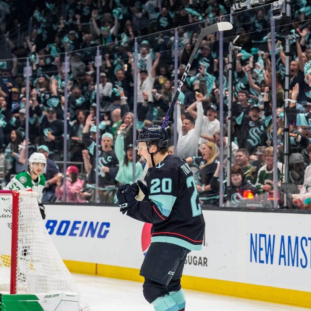 NHLさんのインスタグラム写真 - (NHLInstagram)「THAT’S KRAKEN HOCKEY, BABY! 🦑  The @seattlekraken are on their way to yet another #Game7!! #StanleyCup」5月14日 10時59分 - nhl