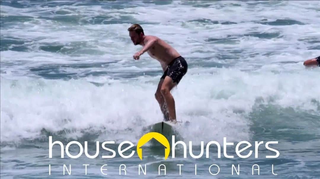 HGTVのインスタグラム：「Surfs up! Our beach hunt continues on Australia's Sunshine Coast.  #HouseHuntersInternational starts now (10|9c) #OnHGTV ⛱🌊🐬」