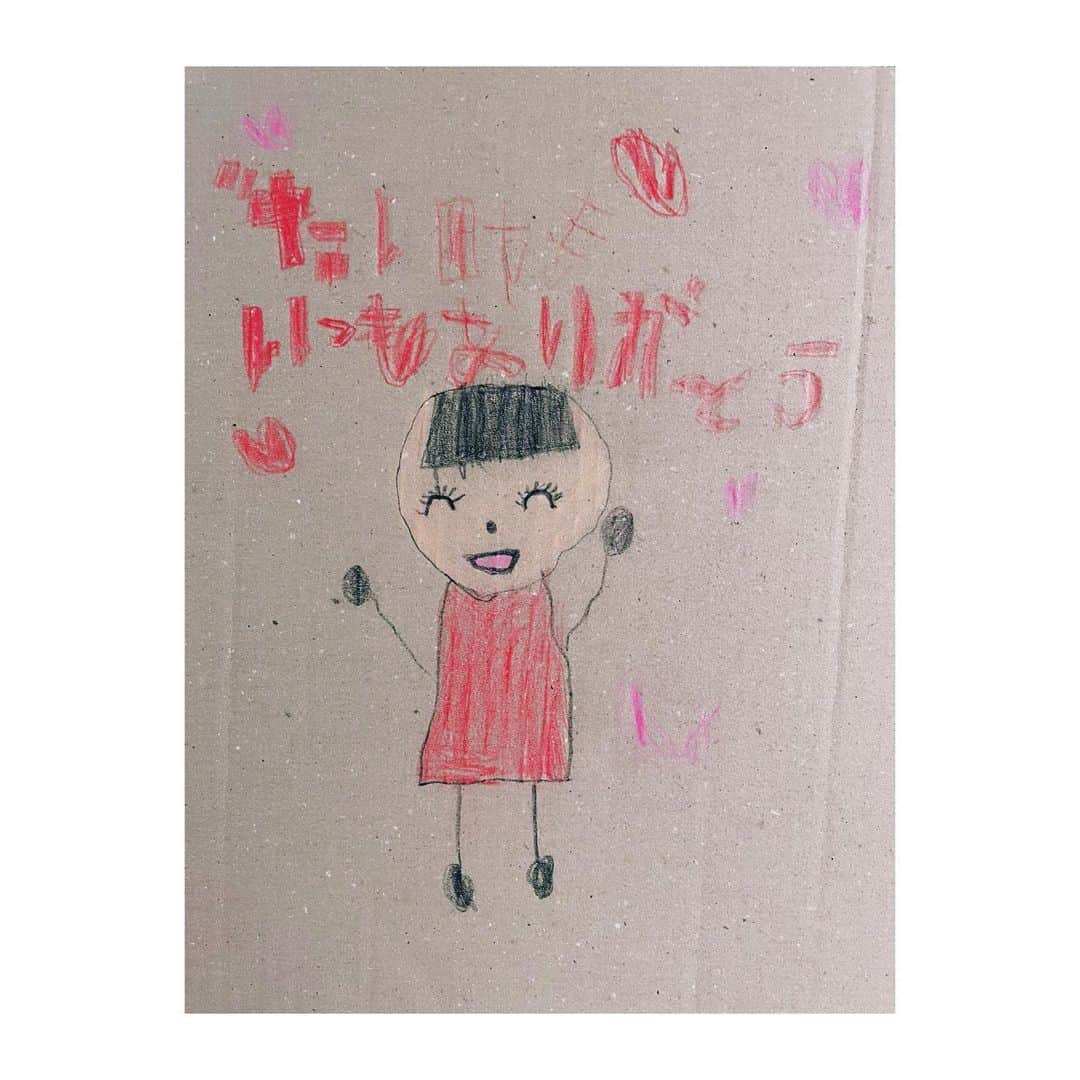 虎南有香のインスタグラム：「母の日ですね💐 幼稚園で、母の日製作として作ったプレゼントはもらったのだけど、 家でコソコソ何か書いてるなぁと思ったら、こんな素敵な絵を描いてくれていました🥲💕 絵が上手くなって字が上手くなって、どんどん成長していくね🥲♥️  #母の日 #娘からのプレゼント #5歳女の子  #お母さんにしてくれてありがとう #私が赤な事知ってる」