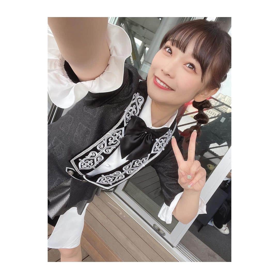 小山百代のインスタグラム：「・ ・ ・ ・ 韓国では現地のメイクさんが 髪をセットをしてくれました🥺  通訳さんを通して 「とにかく可愛くして🫶🏻」 (ウルトラ大雑把な注文) と、お願いしたところ…  めちゃくちゃキュートな 髪型になってハッピー✌︎✌︎✌︎✌︎  ポンポンヘアー！って メイクさんが 言ってた気がする🍭 ・ ・ ・ #サンドリオン　#小山百代」