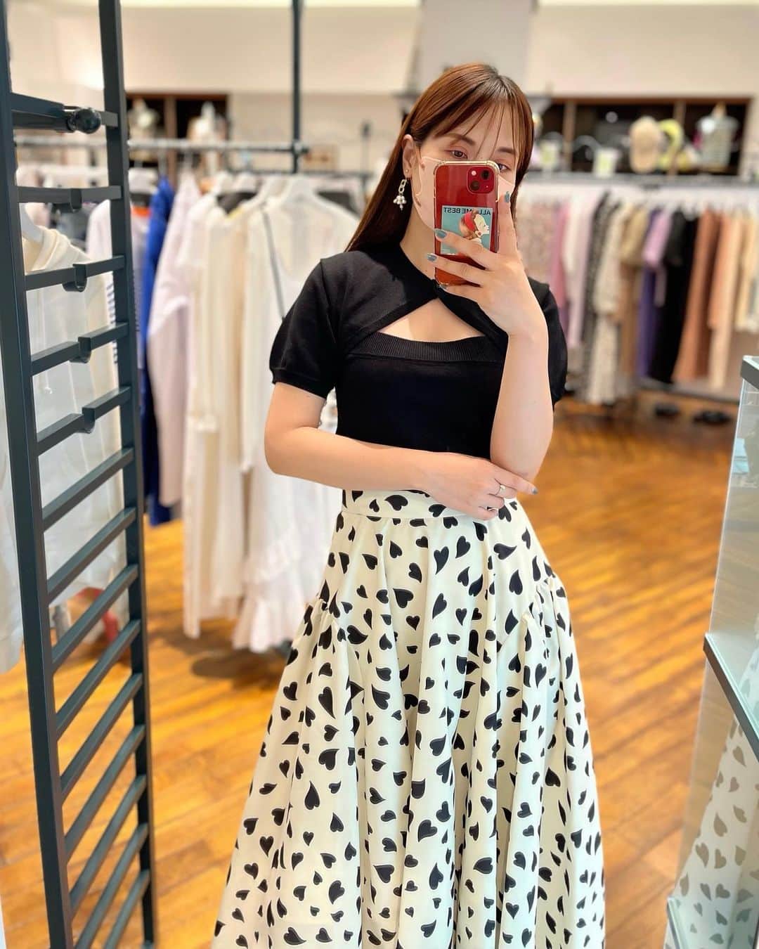 新谷美奈のインスタグラム：「. ⁡ しんたにの夏の大本命コーデ🥹💗 ⁡ 着るだけで即気持ちを上げてくれる ハート柄のスカート♡(はぁ〜待ってた😮‍💨) 花びらが舞うような柔らかな表情のハート柄は モノトーンの配色できちんと大人🖤 ドラマチックに揺れるボリュームシルエットも大好物♡ ついくるくる回りたくなるかわいさです🥹 ⁡ 早速見に来て下さりありがとうございます♡ ⁡ knit ¥17,600 tax in  skirt ¥28,600 tax in  / COEL ⁡ #COEL#コエル#セレクトショップ#selectshop」