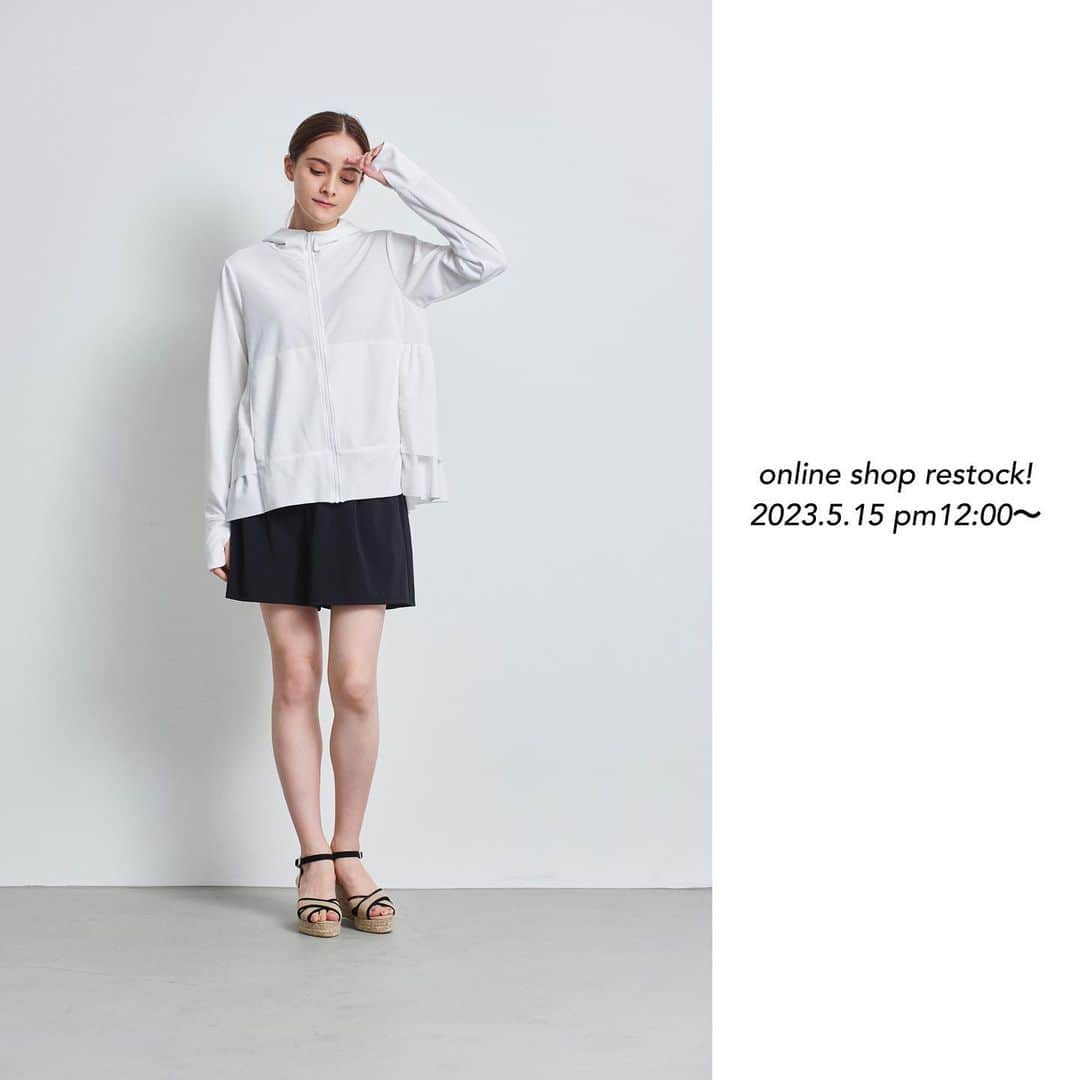 yoriのインスタグラム：「*online shop restock*  5/15 pm12:00〜 mizugiwaシリーズが 再入荷致します！  詳細は商品ページをご覧ください。  #ティアードメッシュラッシュガード ホワイト、ピンク、ブラック  #ダブルフレアメッシュパーカー ホワイト、ピンク、ブラック  #yori_japan」