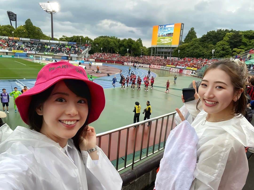 藤本真未さんのインスタグラム写真 - (藤本真未Instagram)「* 2023明治安田生命J1リーグ 第13節⚽️ 湘南ベルマーレ vs 北海道コンサドーレ札幌 📍レモンガススタジアム平塚🍋 * ここちゃん @coco.kana1227 @salon_de_cocoroism.ginza  に誘ってもらって、北海道コンサドーレ札幌サイドで観戦してきました😊🚩❤️🖤 スタジアムでサッカー見たの久しぶり⚽️！ ここちゃんありがとう〜🫂 * 試合は2-4でコンサドーレが快勝👏 時折小雨も降りましたが☔️ 試合展開も面白くて、あっという間の90分📣 * 観戦後ごはんを食べて閉店時間までおしゃべりしたのも最高でした🤭💓 * ※晴れ女すぎてゴルフでレインハットの出番がなく、サッカー観戦で日の目を見ました🧢☔️ * #J1リーグ #Jリーグ #サッカー #⚽️ #北海道コンサドーレ札幌 #湘南ベルマーレ #レモンガススタジアム平塚 #コンサドーレ #ベルマーレ #サッカー観戦 #スポーツ観戦」5月14日 11時13分 - manamifujimoto108