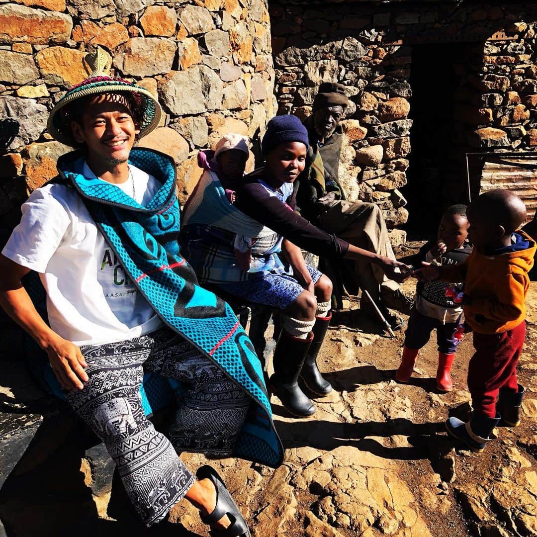 五十嵐恭雄さんのインスタグラム写真 - (五十嵐恭雄Instagram)「アフリカで1番高い標高の国 #レソト の伝統的な衣装を着てみました！🇱🇸  #世界遺産 #ドラケンスバーグ山脈  #lesotho #dorakensberg  #アフリカ #africa  #旅 #旅人 #africa #trip #southafrica」5月14日 11時16分 - yasuo_ikarashi_