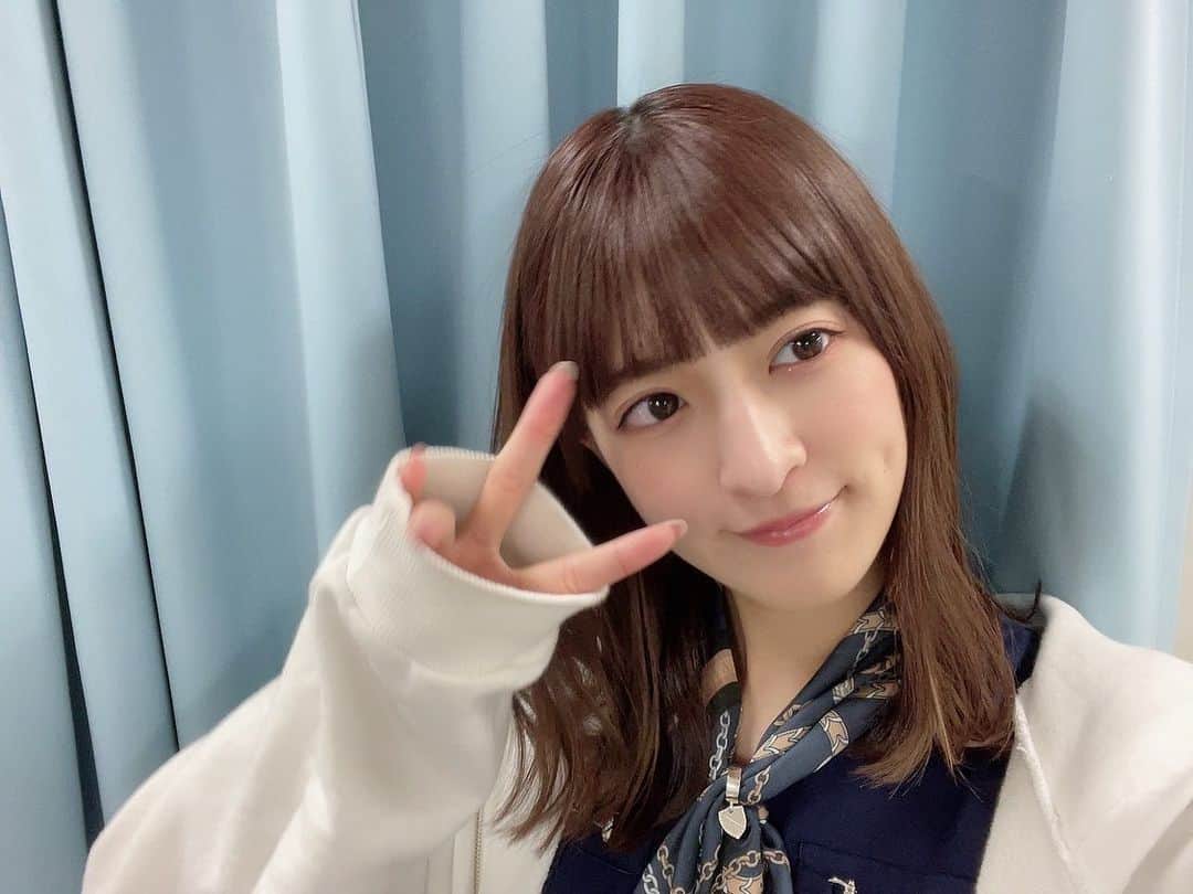 吉田綾乃クリスティーのインスタグラム：「🪩🍖 DreamHack Japan2023 ありがとうございました！！  VALORANTエキシビジョンマッチは こはるん、もこみんがいろんなこと沢山教えてくれて、 おとはすがほわほわ空気を和ませてくれて、 安心なれんかが一緒で 本当に楽しかった！！！ 最初負けちゃったけど スイフトで勝てたから いつかリベンジマッチしたいなー🐥  APEXのエキシビジョンマッチは ふらんしすこさんと お久しぶりのりりんとチームだったんだけど あまり人見知りしないで楽しく出来て 周りの人達もめちゃくちゃ知ってる強い人達で 昨日もコメントしたけど キルするのもされるのも全部が楽しかった！！！ （今まで見てたピンクホライゾンが見えた瞬間毎回逃げたくなった）  とても楽しいイベントに出させていただけて 本当に嬉しくて楽しかったです！ 見に来てくれた方もありがとうございました🪼  個人的に嬉しかったこと。 APEXの打ち合わせの時 先に居たCHiCOさんが吉田に気付いて手を振ってくれたことです。嬉」