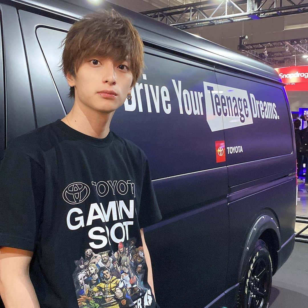 池田翼のインスタグラム：「DreamHackJapan にお邪魔させていただきました🫡🫡  その中でも、TOYOTA GAMINGSPOTにもお邪魔させていただきました😌 ストリートファイター6とのコラボTシャツも頂けて、めちゃめちゃ嬉しかったです🥳  楽しかった〜!!  #DYTDxSF6 @toyota_jp  @streetfighterja  #pr」