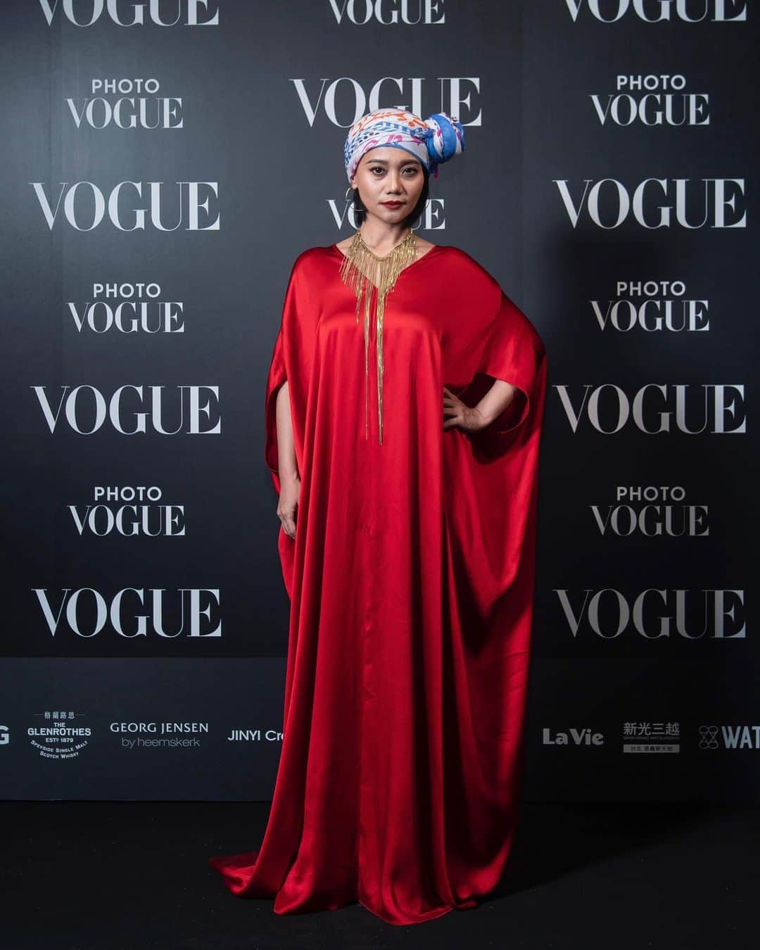 Vogue Taiwan Officialさんのインスタグラム写真 - (Vogue Taiwan OfficialInstagram)「#PhotoVOGUE 「給鍾靈拍照，有一種Jam的感覺，不會強求，確定了就停止了。」—阿爆  今天 @abaotw 身穿 @michaelkors 2023春夏系列的紅色長洋裝來展示她的熱情奔放；而她兩度與Vogue合作的影像也成為本屆的展出作品之一，現場與我們分享跟鍾靈合作時的心情，「鍾靈拍照超快啊！很爽！」  2023 PhotoVOGUE 影像藝術展《相望 綻放》 活動時間｜5/13（六）- 5/21（日） 開放時間｜週一至週五（平日） 12:00-20:00；週六日（含國定假日）11:00-21:00 活動地點｜華山1914文創園區 中4A館 活動費用｜加入 VOGUE TW 官方 IG 帳號，即可免費入場 FREE ENTRY。  Opening hours｜ Monday-Friday 12:00pm-8:00pm, Saturday-Sunday 11:00am-9:00pm Location｜ Huashan 1914 Creative Park - M4A Red Wine Factory Admission｜ Follow VOGUE TW official Instagram to get free entry.  @photovogue #PhotoVogueTaipei #VOGUE影像藝術展」5月14日 11時26分 - voguetaiwan