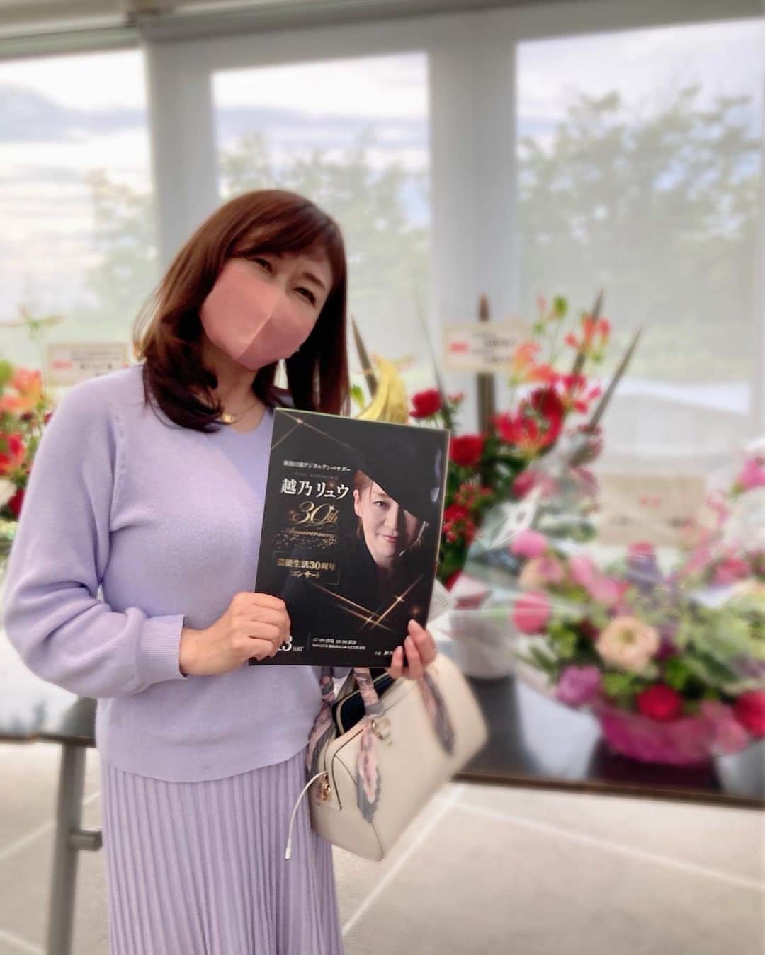 石塚かおりさんのインスタグラム写真 - (石塚かおりInstagram)「#越乃リュウ さん#記念公演  元宝塚歌劇団月組組長 越乃リュウさん。  芸能生活30周年コンサートおめでとうございます。  いやー 感動の夜でした。  初めてご一緒させていただいたのは、リュウさんのご出身、新潟市西区で行われたトークショーでした。  その後、佐渡の取材に一緒に行かせていただいたり、恐れ多くも、佐渡ツアーのゲストにおいでいただいたことも。 今考えると、ほんとに光栄で、もったいないお話。  何度か番組にもご出演いただきました。  朗読、歌、ダンス。 宝塚でおなじみの楽曲。  リュウさんの新潟愛に溢れた想いがいっぱいつまったステージ。  リュウさんのオーラ半端なかった。 娘役、男役の後輩お二人も、お琴も、ピアノも和太鼓も。  何よりリュウさんがカッコ良すぎました。  立ち姿、立ち振る舞い、歌もダンスもMCも。  リュウさん、いつまでも新潟を愛するエンターテイナーでいてくださいね。  元#宝塚歌劇団#男役 #月組#組長 #新潟出身#新潟愛 #朗読#歌#ダンス#二十五絃箏 #和太鼓 #コラボ商品  #日本酒 越乃寒梅 #クッキー缶  #新潟放送#朝活 #アナウンサー#石塚かおり」5月14日 11時21分 - kaori_ishizuka413