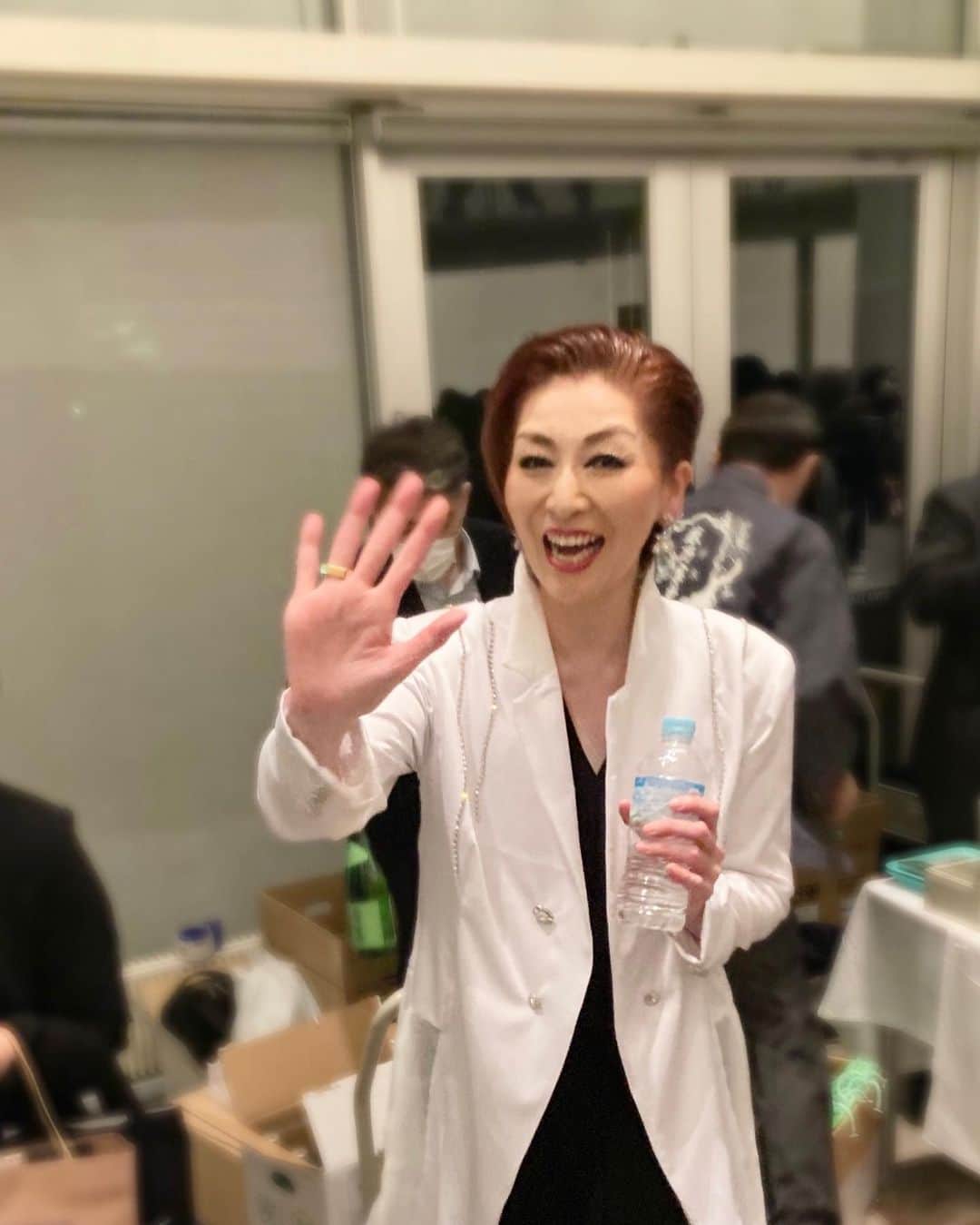 石塚かおりさんのインスタグラム写真 - (石塚かおりInstagram)「#越乃リュウ さん#記念公演  元宝塚歌劇団月組組長 越乃リュウさん。  芸能生活30周年コンサートおめでとうございます。  いやー 感動の夜でした。  初めてご一緒させていただいたのは、リュウさんのご出身、新潟市西区で行われたトークショーでした。  その後、佐渡の取材に一緒に行かせていただいたり、恐れ多くも、佐渡ツアーのゲストにおいでいただいたことも。 今考えると、ほんとに光栄で、もったいないお話。  何度か番組にもご出演いただきました。  朗読、歌、ダンス。 宝塚でおなじみの楽曲。  リュウさんの新潟愛に溢れた想いがいっぱいつまったステージ。  リュウさんのオーラ半端なかった。 娘役、男役の後輩お二人も、お琴も、ピアノも和太鼓も。  何よりリュウさんがカッコ良すぎました。  立ち姿、立ち振る舞い、歌もダンスもMCも。  リュウさん、いつまでも新潟を愛するエンターテイナーでいてくださいね。  元#宝塚歌劇団#男役 #月組#組長 #新潟出身#新潟愛 #朗読#歌#ダンス#二十五絃箏 #和太鼓 #コラボ商品  #日本酒 越乃寒梅 #クッキー缶  #新潟放送#朝活 #アナウンサー#石塚かおり」5月14日 11時21分 - kaori_ishizuka413
