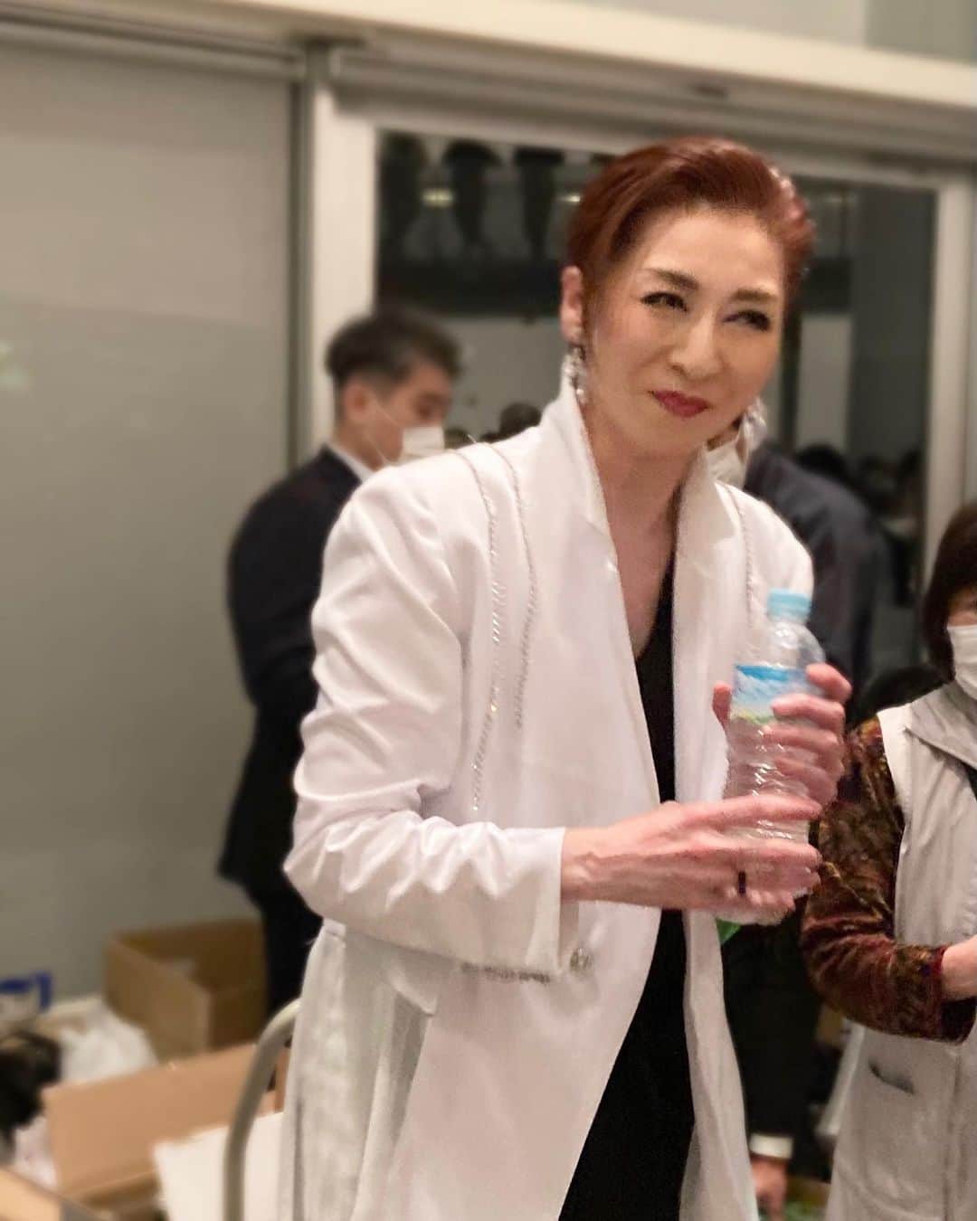 石塚かおりさんのインスタグラム写真 - (石塚かおりInstagram)「#越乃リュウ さん#記念公演  元宝塚歌劇団月組組長 越乃リュウさん。  芸能生活30周年コンサートおめでとうございます。  いやー 感動の夜でした。  初めてご一緒させていただいたのは、リュウさんのご出身、新潟市西区で行われたトークショーでした。  その後、佐渡の取材に一緒に行かせていただいたり、恐れ多くも、佐渡ツアーのゲストにおいでいただいたことも。 今考えると、ほんとに光栄で、もったいないお話。  何度か番組にもご出演いただきました。  朗読、歌、ダンス。 宝塚でおなじみの楽曲。  リュウさんの新潟愛に溢れた想いがいっぱいつまったステージ。  リュウさんのオーラ半端なかった。 娘役、男役の後輩お二人も、お琴も、ピアノも和太鼓も。  何よりリュウさんがカッコ良すぎました。  立ち姿、立ち振る舞い、歌もダンスもMCも。  リュウさん、いつまでも新潟を愛するエンターテイナーでいてくださいね。  元#宝塚歌劇団#男役 #月組#組長 #新潟出身#新潟愛 #朗読#歌#ダンス#二十五絃箏 #和太鼓 #コラボ商品  #日本酒 越乃寒梅 #クッキー缶  #新潟放送#朝活 #アナウンサー#石塚かおり」5月14日 11時21分 - kaori_ishizuka413