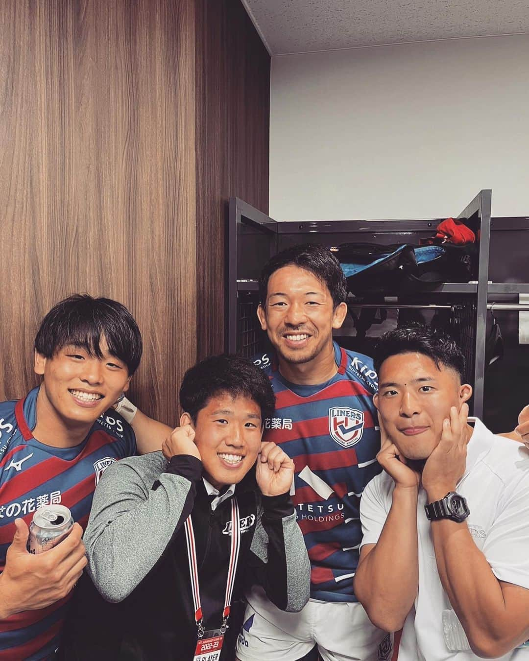 村田毅さんのインスタグラム写真 - (村田毅Instagram)「2022-2023 Season✅  大阪に来て初めてのシーズン、タフなシーズンでしたが、ライナーズには素晴らしい人間がたくさんいて、このチームの一員として最後まで戦い抜くことができて幸せでした🙏  入れ替え戦というのは何度やっても心臓に悪い。個人としても学び続けることを止めずに変化して、もっとレベルアップできるように全力を尽くします。  これからも花園近鉄ライナーズの応援をよろしくお願いします🔥  #花園近鉄ライナーズ #近鉄漢 #感謝  今シーズンもサポートありがとうございました🙏🙏 #ASICS　@asics_japan  #KENTAI　@kentai_official」5月14日 11時31分 - tsuyoshimurata1215