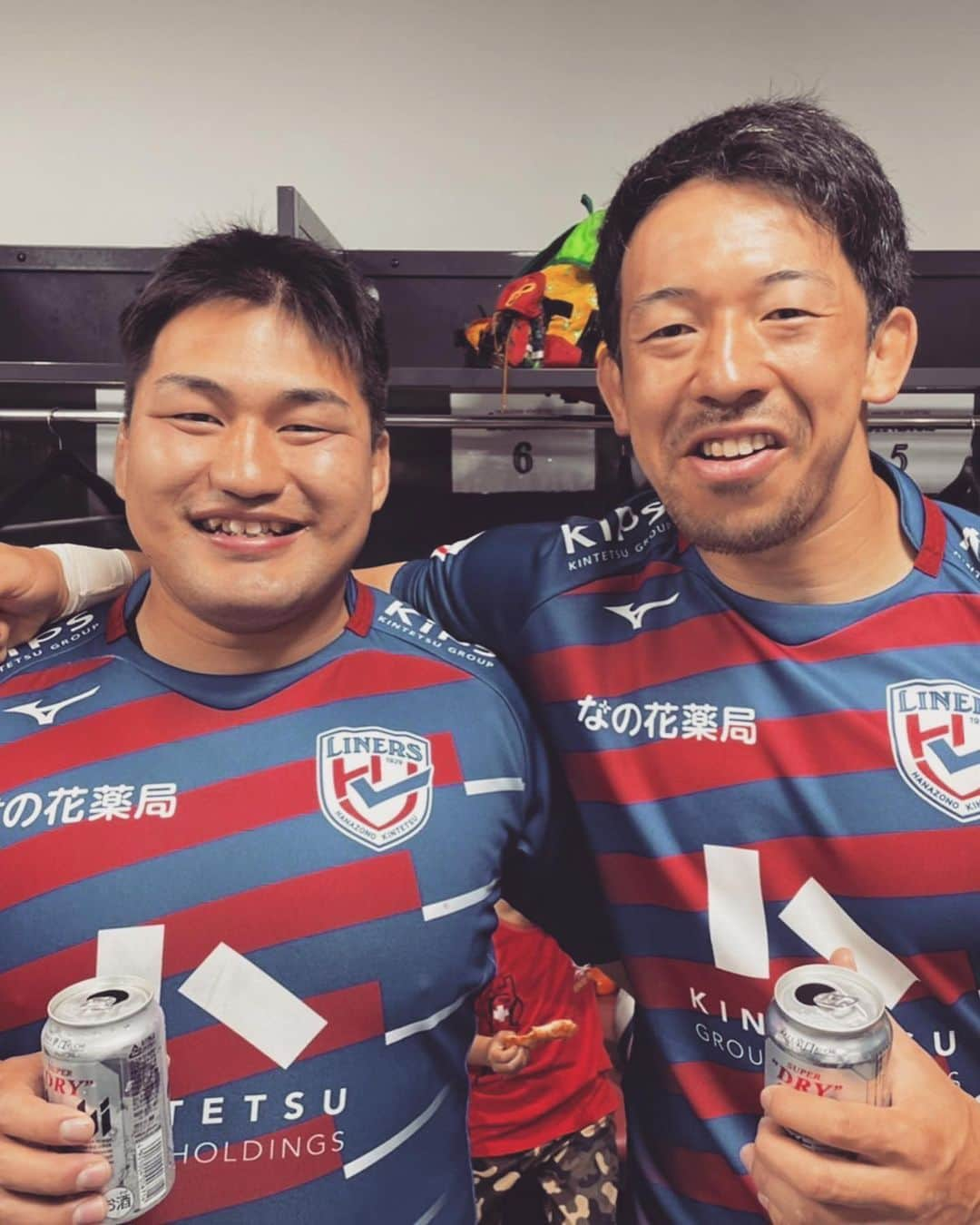 村田毅さんのインスタグラム写真 - (村田毅Instagram)「2022-2023 Season✅  大阪に来て初めてのシーズン、タフなシーズンでしたが、ライナーズには素晴らしい人間がたくさんいて、このチームの一員として最後まで戦い抜くことができて幸せでした🙏  入れ替え戦というのは何度やっても心臓に悪い。個人としても学び続けることを止めずに変化して、もっとレベルアップできるように全力を尽くします。  これからも花園近鉄ライナーズの応援をよろしくお願いします🔥  #花園近鉄ライナーズ #近鉄漢 #感謝  今シーズンもサポートありがとうございました🙏🙏 #ASICS　@asics_japan  #KENTAI　@kentai_official」5月14日 11時31分 - tsuyoshimurata1215