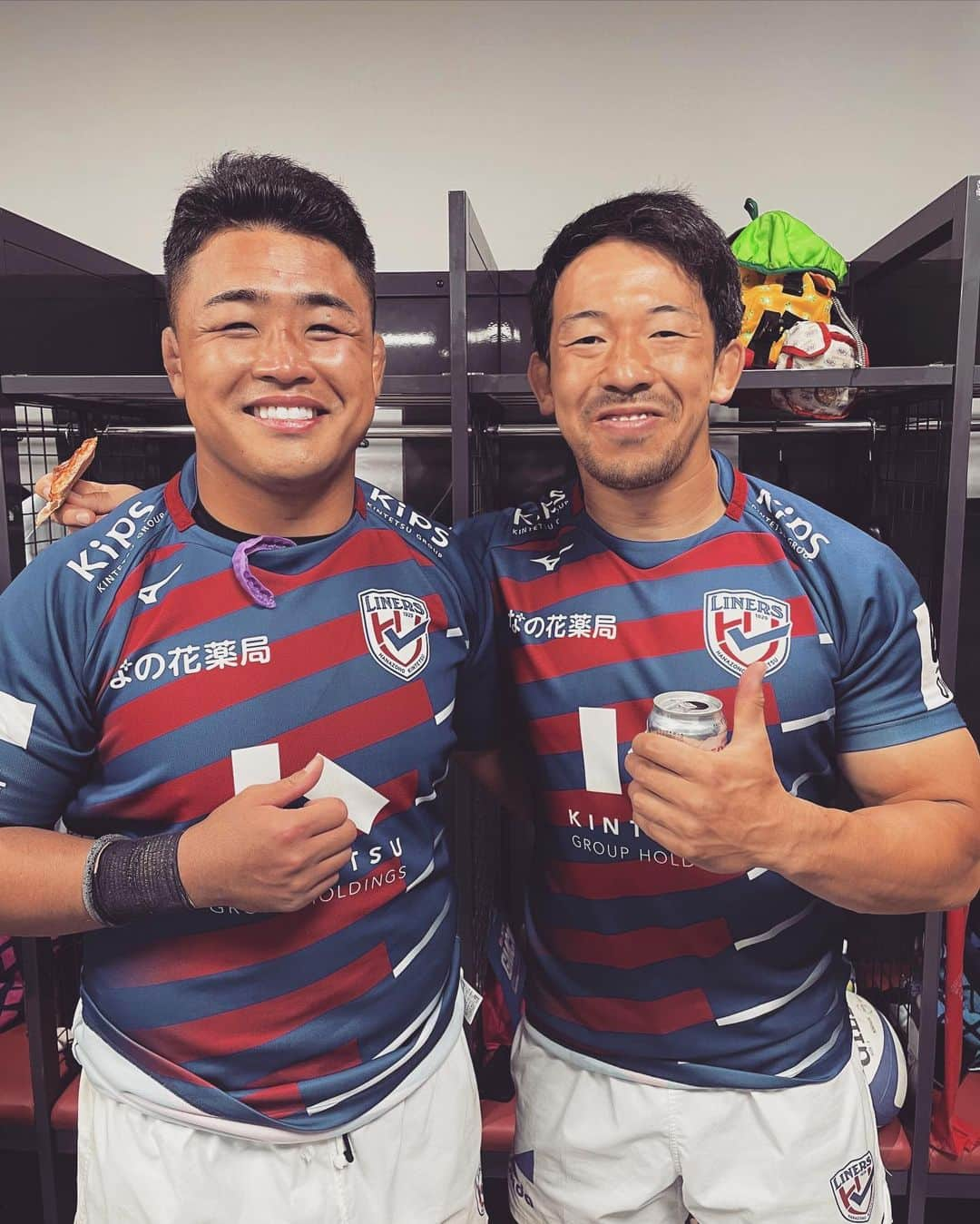 村田毅さんのインスタグラム写真 - (村田毅Instagram)「2022-2023 Season✅  大阪に来て初めてのシーズン、タフなシーズンでしたが、ライナーズには素晴らしい人間がたくさんいて、このチームの一員として最後まで戦い抜くことができて幸せでした🙏  入れ替え戦というのは何度やっても心臓に悪い。個人としても学び続けることを止めずに変化して、もっとレベルアップできるように全力を尽くします。  これからも花園近鉄ライナーズの応援をよろしくお願いします🔥  #花園近鉄ライナーズ #近鉄漢 #感謝  今シーズンもサポートありがとうございました🙏🙏 #ASICS　@asics_japan  #KENTAI　@kentai_official」5月14日 11時31分 - tsuyoshimurata1215