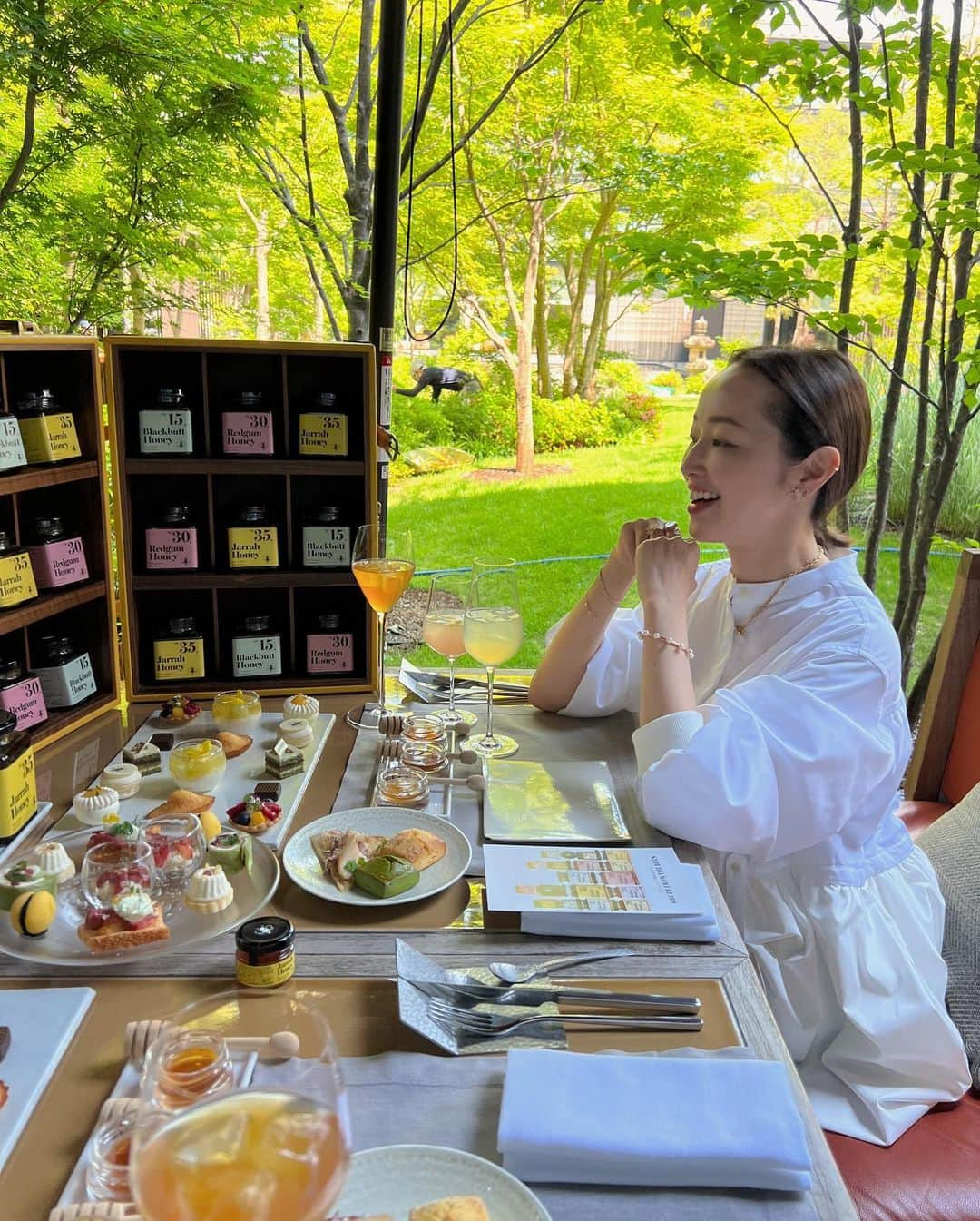 翁安芸さんのインスタグラム写真 - (翁安芸Instagram)「A BUZZ FROM THE BEES × HOTEL THE MITSUI KYOTO Afternoon tea🍯☕️🐝✨  5月8日から京都のホテルザ三井で始まったTHE BEESの生はちみつとコラボしたアフタヌーンティー🫖💛  昨日はトークショーをさせていただきました。その後も皆さんのテーブルで色々とお話でき、沢山の方とお会いでき嬉しかったです☺️💓💓💓  アフタヌーンティーでは、西オーストラリアの大自然で採取された完全無添加で非加熱の良質な糖と栄養素が詰まったTHE BEESの3種類のはちみつをセイボリーやスイーツに合わせてマリアージュを楽しめます🌼🌿🐝🫖  地下一階のギフトショップでは、お持ち帰りいただける商品も販売しています💓  コラボのアフタヌーンティーは、6/30まで開催しているので、ぜひチェックしてください🍯🐝  場所：HOTEL THE MITSUI KYOTO 期間：2023年6月30日まで 料金：￥6,100（ドリンク2 種類）/￥6,700（TWG社製の紅茶やオリジナルモクテルなど、20種以上のドリンクをフリーフローでお楽しみいただけます。) 時間：12:00〜・14:30〜（各2時間の2部制）  @hotel_the_mitsui_kyoto @thebees.jp #HotelTheMitsuiKyoto #abuzzfromthebees #thebees #アフタヌーンティー #京都 #afternoontea #ヌン活 #はちみつ #生はちみつ #akiweng #翁安芸 #kyoto」5月14日 11時39分 - akinyc