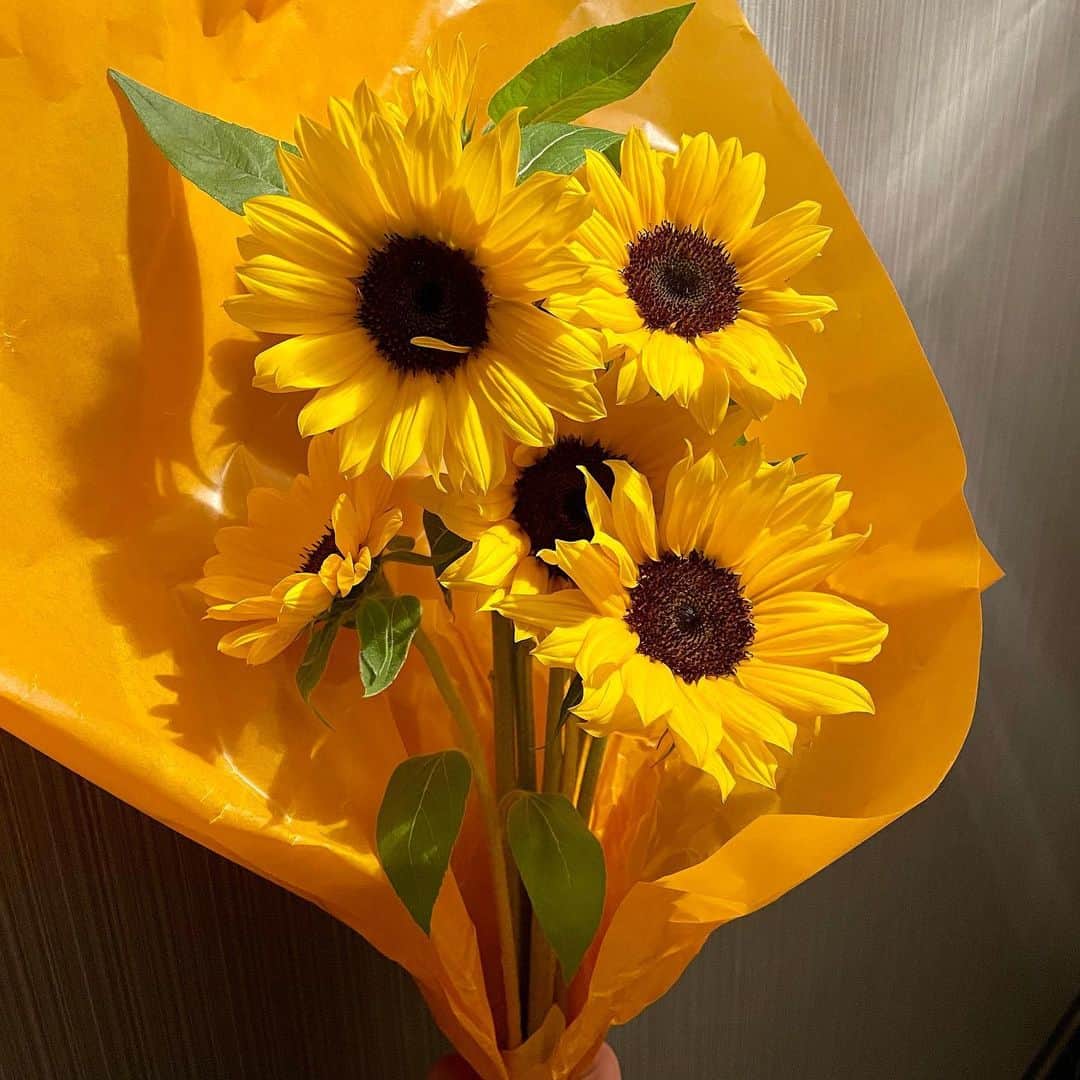 Tammyのインスタグラム：「「ママ、母の日いつもありがとね。」  と  娘からは、 大好きな向日葵🌻の花束を もらいました😊  めっちゃ綺麗で可愛い。。  嬉しぃ＾＾  何もなくても愛してるよ♡  気持ちが嬉しいお  お仕事無理せんでね。  こちらこそ、ありがとう😊  そして、世のお母さん達、 母の日おめでとうございます❣️  Tammy @tammyyanen   #Tammy #タミー #Tammyyanen #photo #シンガーソングライター #singer #songwriter #acousticguitar #artist  #music #恩学 #音楽 #live #love #life #母の日 #mothersday #family #家族 #daughter #娘 #flowers #sunflower #present #thankyou #ありがとう #綺麗 #beautiful #cute #happy」