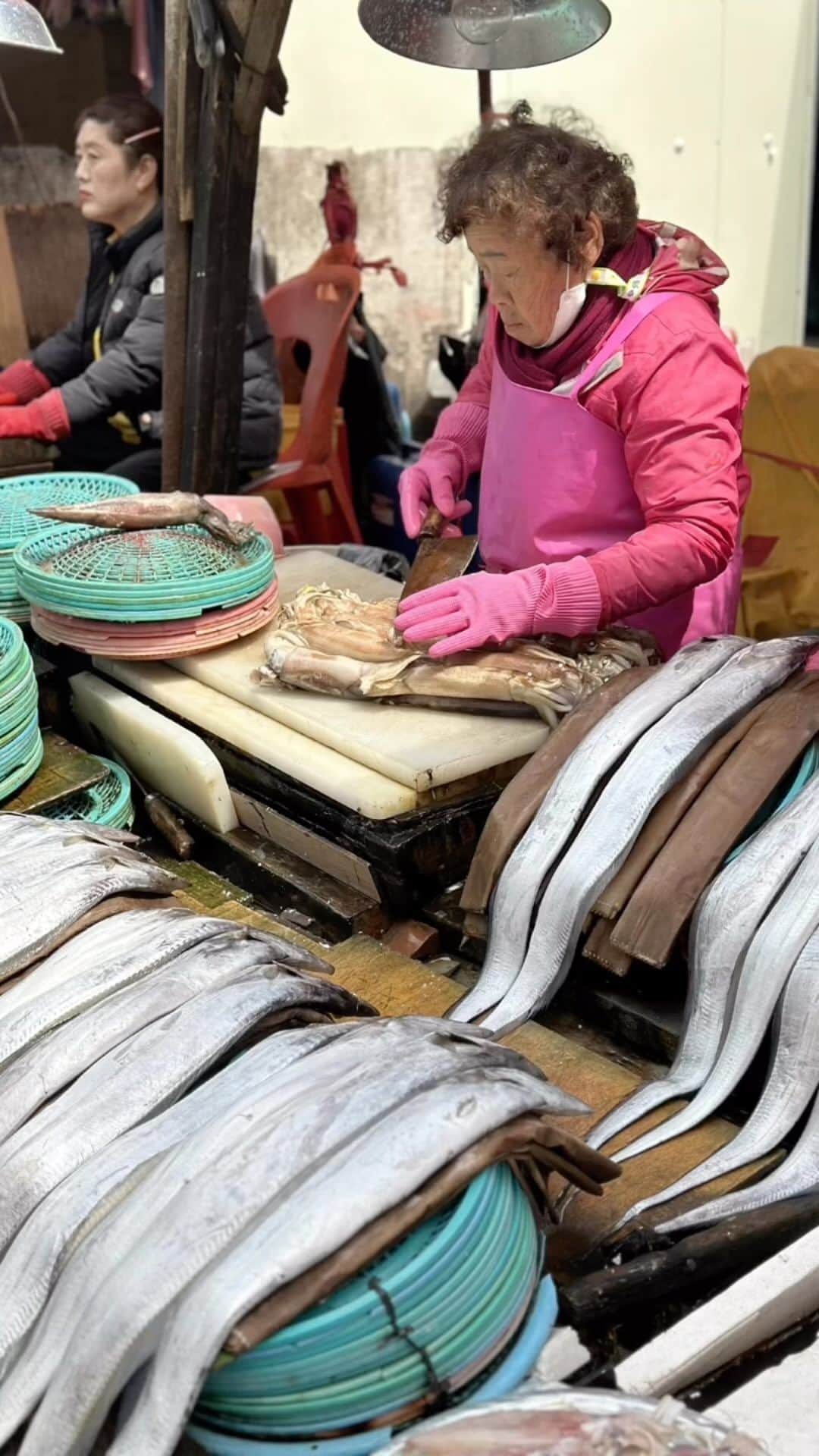 のインスタグラム：「Beautiful Jagalchi Fish Market in Busan🇰🇷🐟🍜 釜山の美しいジャガルチ市場😍 Veramente bellissimo il Mercato del pesce di Jagalchi in Busan❤️  #ベリッシモ #料理研究家 #イタリア料理 #francescobellissimo #bellissimochef #francescobellissimochef #cheflife #celebritychef #ジャガルチ市場 #jagalchimarket #pusan #busan #釜山 #釜山グルメ #busanfood #busangourmet #グルメ #うどん #釜山うどん #foodie #foodporn #foodstagram #foodblogger #感動 #感激 #enjoy」