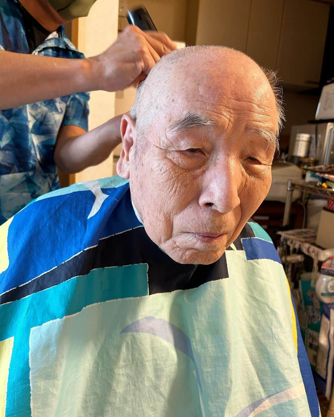 KAORUさんのインスタグラム写真 - (KAORUInstagram)「#訪問床屋 💈さんが 数日前に来てくれて #両親 をキレイにしてくれました🥰  本日 #母の日  昨日は #親友 が来てくれて #お土産 頂きました😉 今日は #姉 が来てくれました😊 愛されてるね、 #ママ ちゃん😍  #嬉しい」5月14日 11時45分 - yukisaku_88