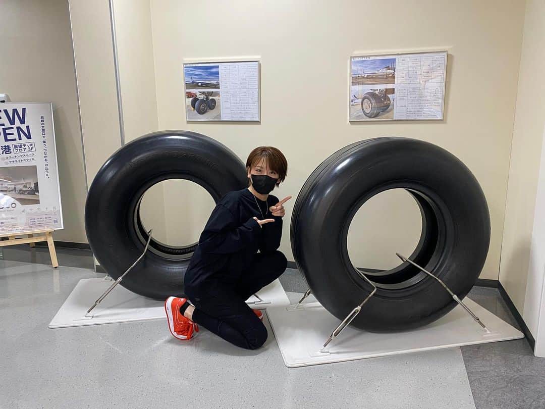 岩村菜々美さんのインスタグラム写真 - (岩村菜々美Instagram)「#飛行機のタイヤ #でっかー 180kgあるんだって‼️」5月14日 11時49分 - nanami1120