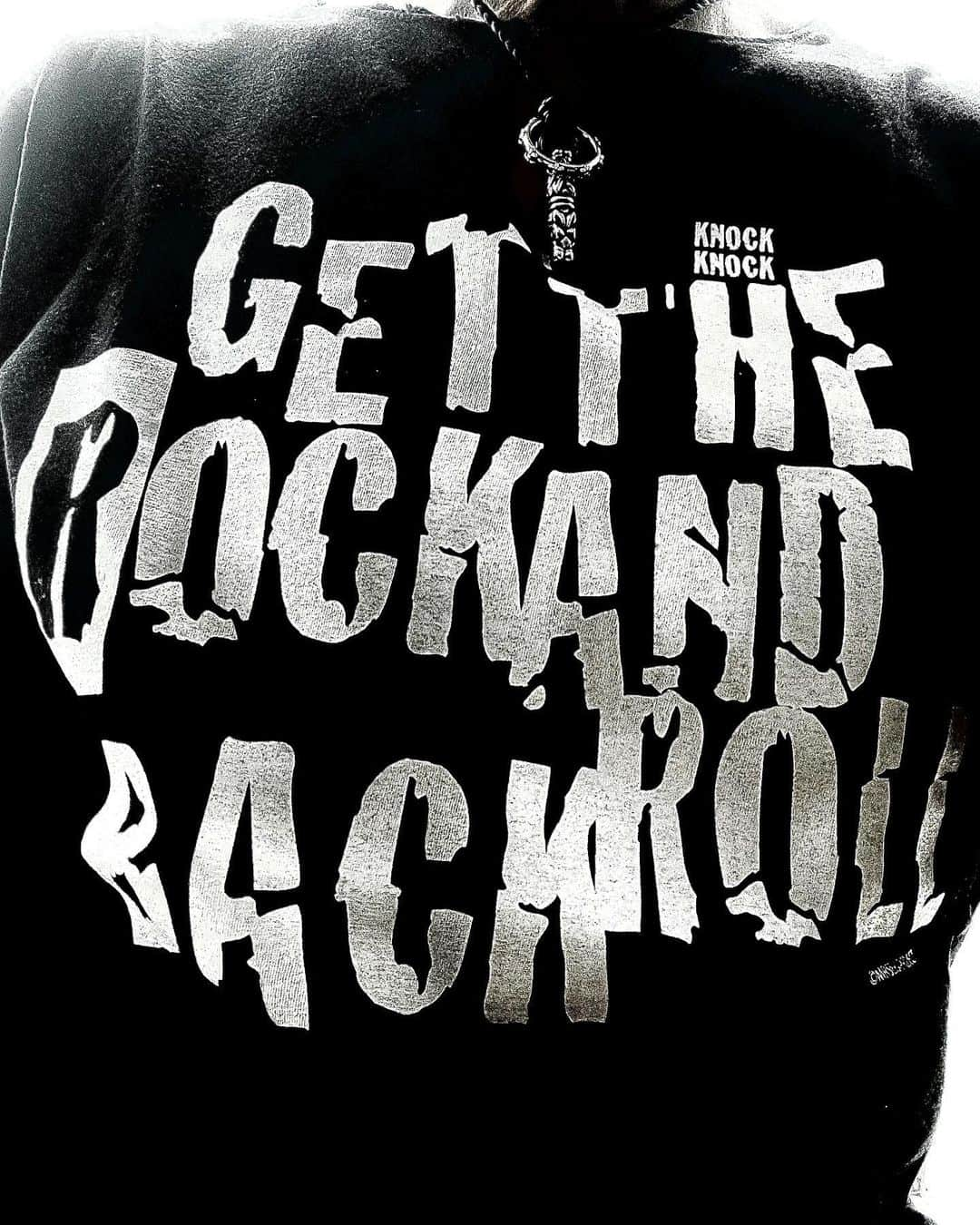 世良公則のインスタグラム：「・・・・・・  さぁ、  始めよう  『GET THE ROCK AND ROLL BACK』 　　　(designed by myself)  我が身ひとつ  ｢立って半畳、寝て一畳｣  ｢音紡是我道也｣  NO ROCK’N’ ROLL ❗️NO LIFE❗️  ・・・・・・  #世良公則 #masanorisera #japaneseartist #japaneseculture #japaneserock #rocknroll #live #ロックンロール #ロックンローラー」